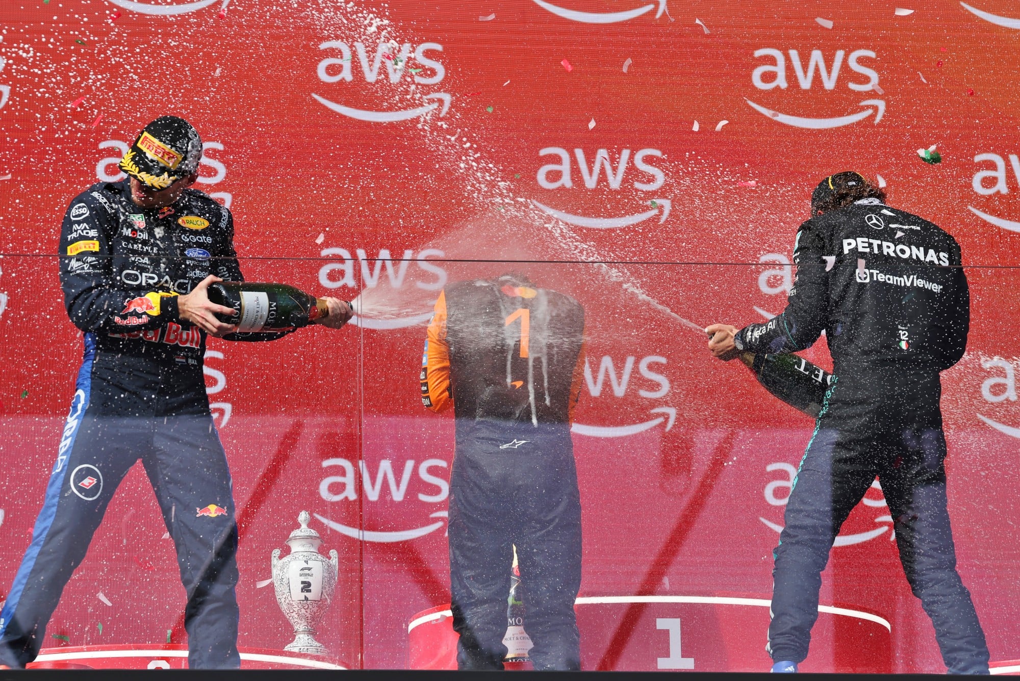 F1: Confira as imagens do GP da Hungria 2026 The podium (L to R): Max Verstappen (NLD) Red Bull Racing, second; Lando Norris (GBR) McLaren F1 Team, race winner; Andrea Kimi Antonelli (ITA) Mercedes AMG Formula One Team, third.