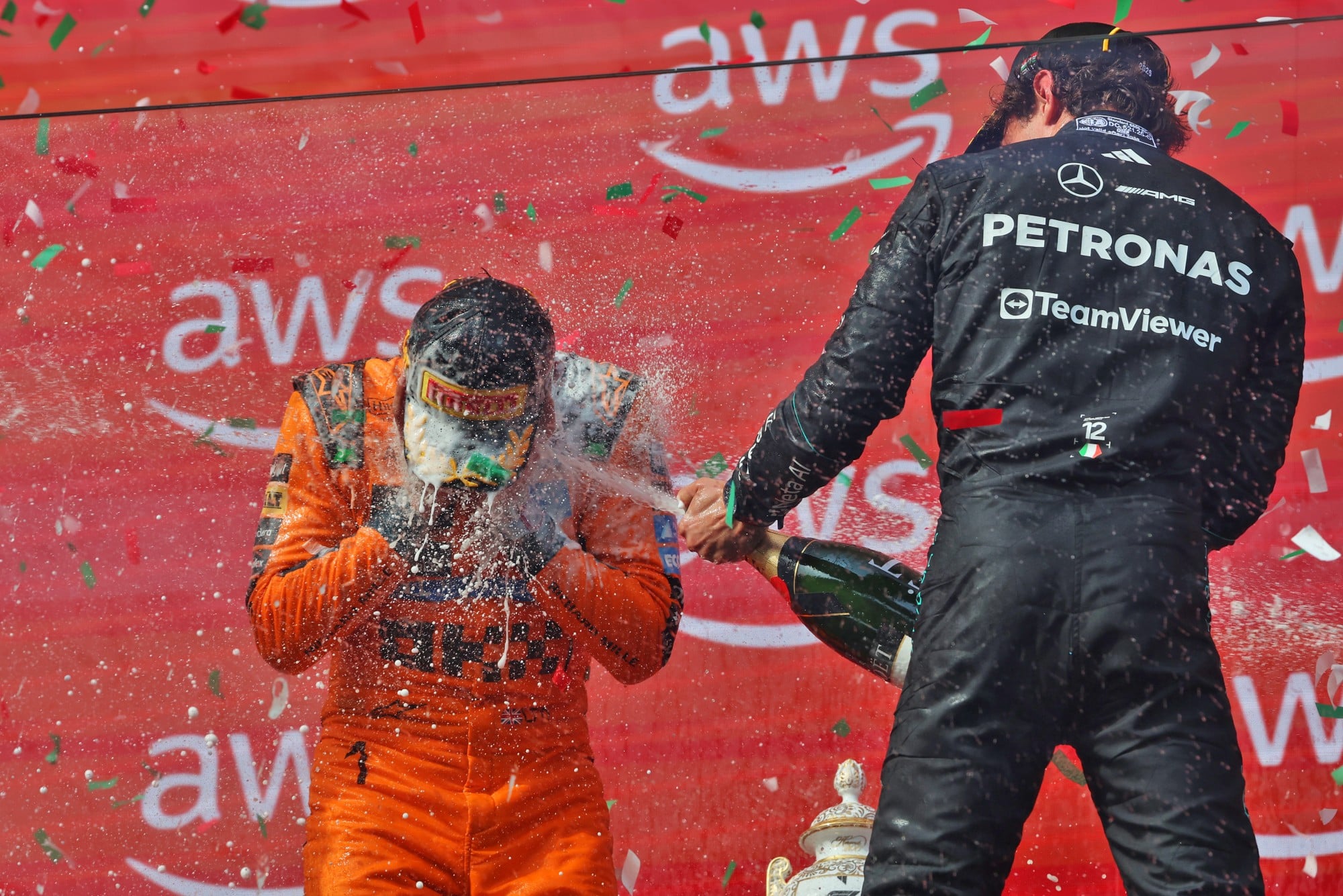 F1: Confira as imagens do GP da Hungria 2026 (L to R): Race winner Lando Norris (GBR) McLaren F1 Team celebrates with third placed Andrea Kimi Antonelli (ITA) Mercedes AMG Formula One Team on the podium.