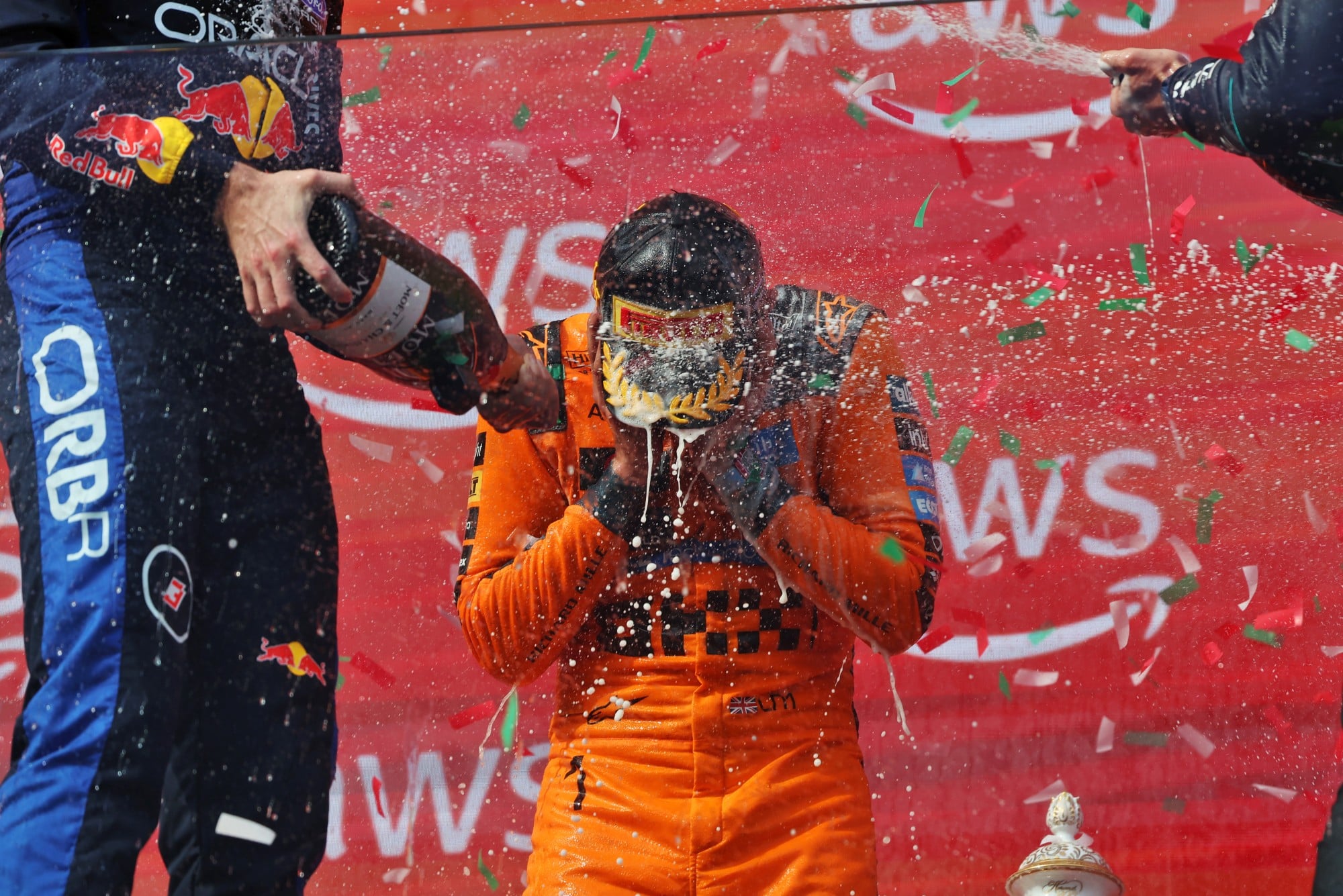 F1: Confira as imagens do GP da Hungria 2026 Race winner Lando Norris (GBR) McLaren F1 Team celebrates on the podium.