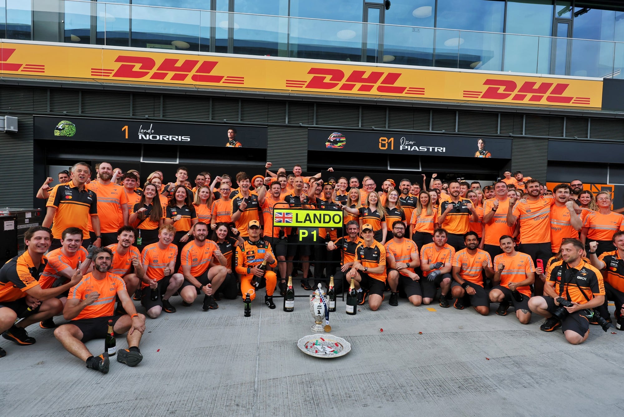 F1: Confira as imagens do GP da Hungria 2026 Race winner Lando Norris (GBR) McLaren F1 Team celebrates Oscar Piastri (AUS) McLaren F1 Team; Andrea Stella (ITA) McLaren F1 Team Team Principal; and the team.