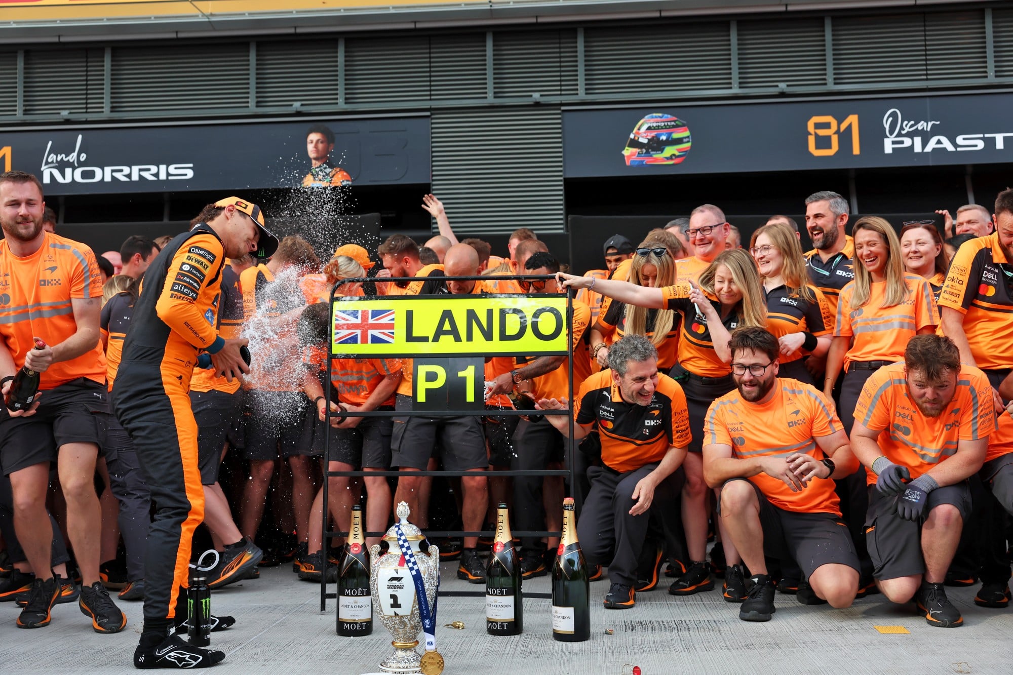 F1: Confira as imagens do GP da Hungria 2026 Race winner Lando Norris (GBR) McLaren F1 Team celebrates with the team.