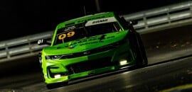 Arthur Gama vence batalha eletrizante na corrida noturna da NASCAR Brasil