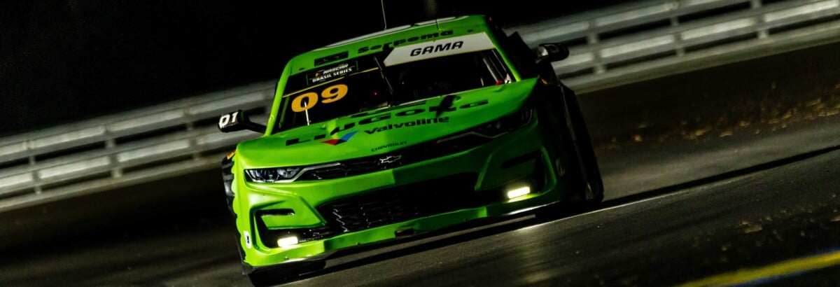 Arthur Gama vence batalha eletrizante na corrida noturna da NASCAR Brasil Arthur Gama vence batalha eletrizante na corrida noturna da NASCAR Brasil