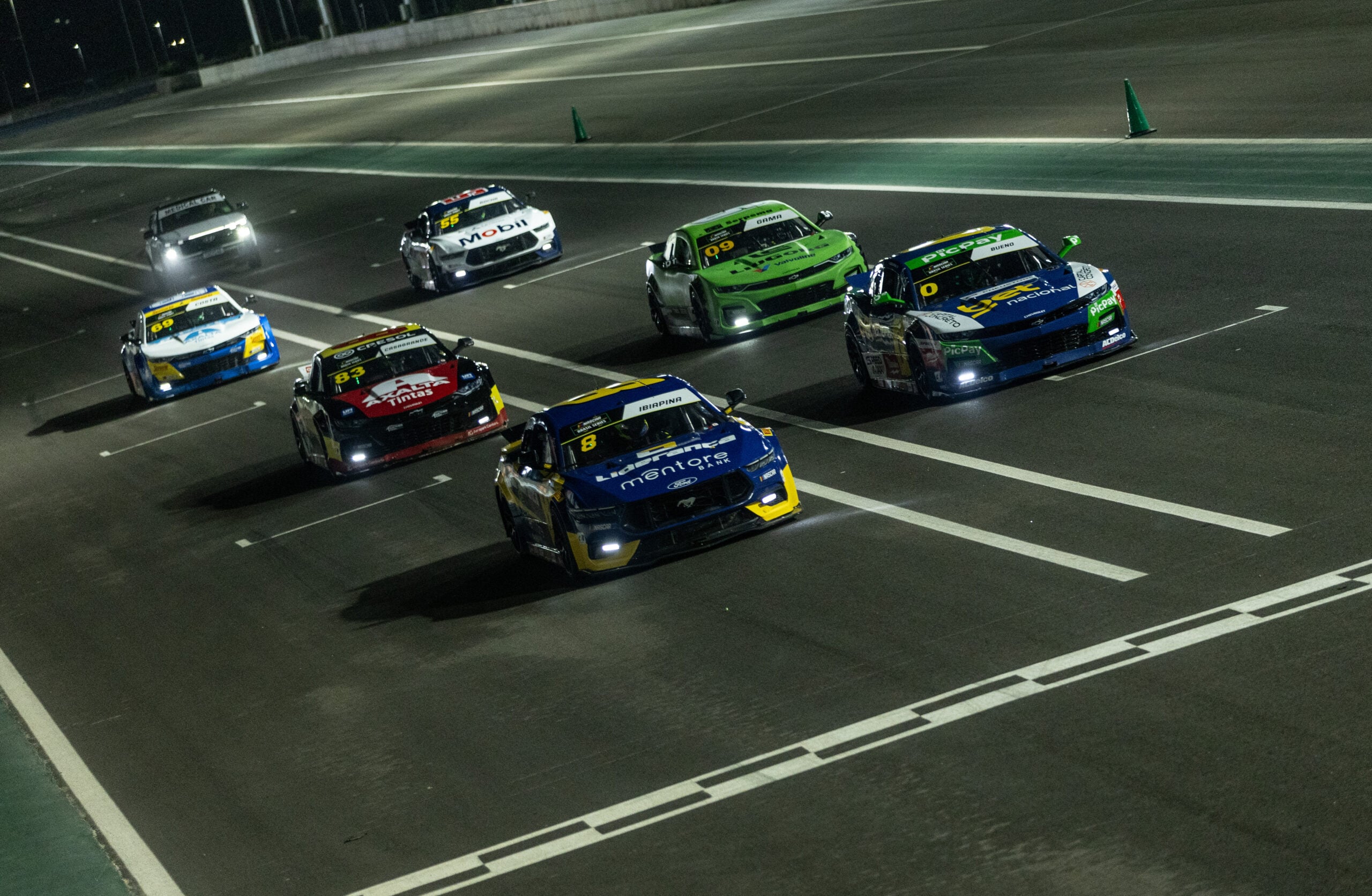 Arthur Gama vence batalha eletrizante na corrida noturna da NASCAR Brasil Arthur Gama vence batalha eletrizante na corrida noturna da NASCAR Brasil