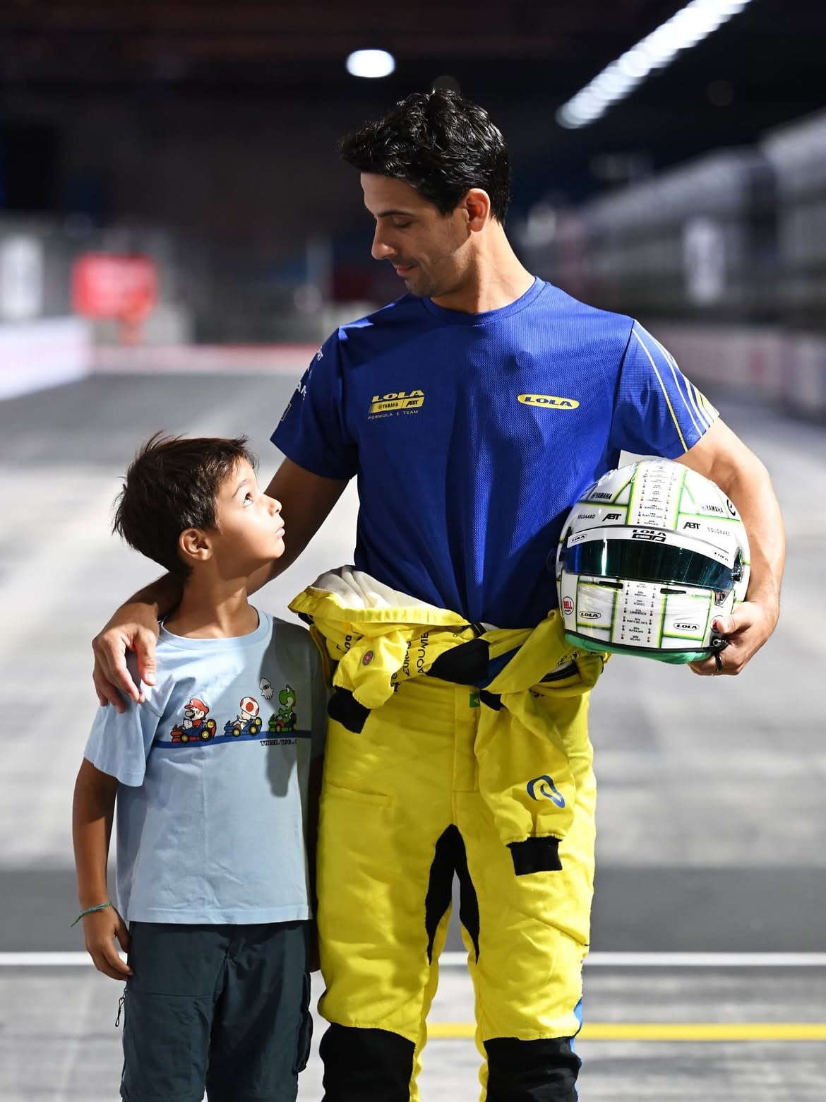 Depois de 32 anos, Di Grassi se despede das pistas em carta aos fãs Lucas caminha na pista de Londres ao lado do filho, Leo. Foto motivou carta