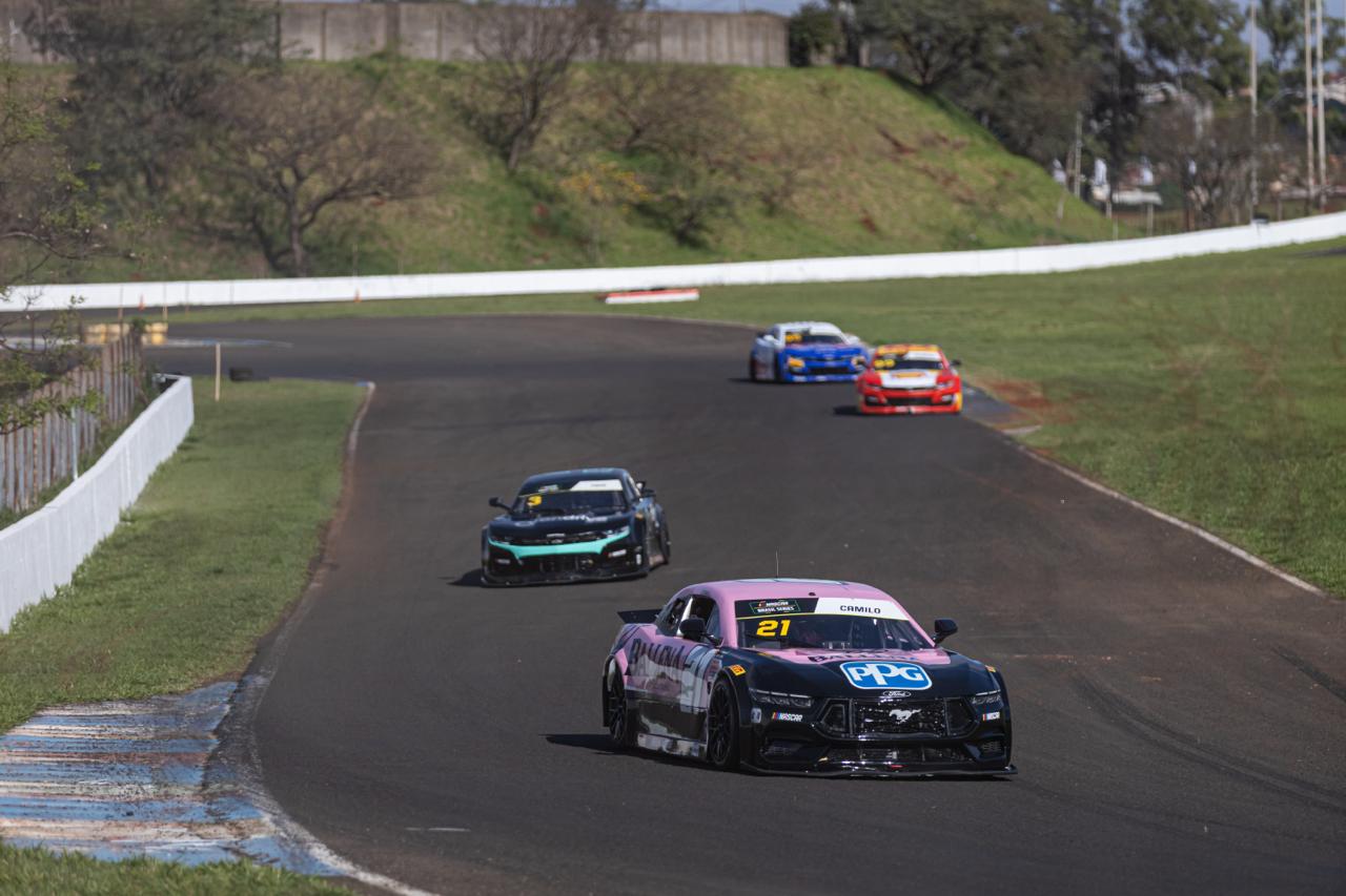 Camilo segura concorrência e garante pole da NASCAR Brasil em Londrina
