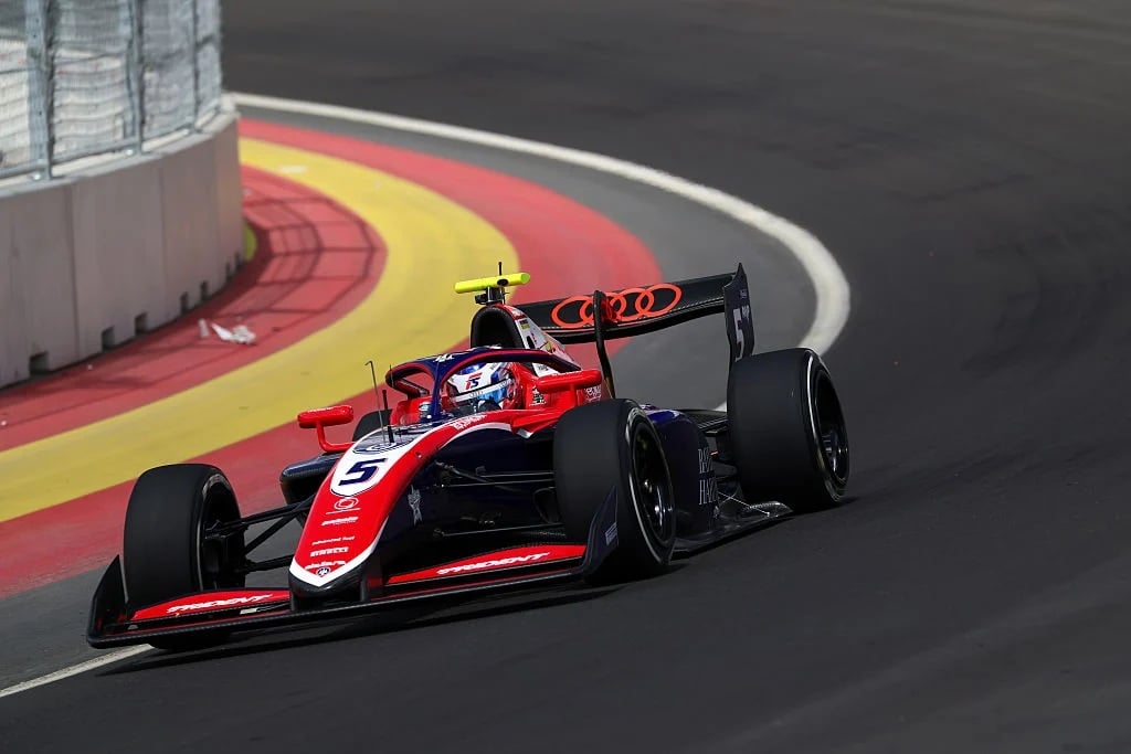 Líder do campeonato, Slater lidera primeiro dia de testes da F3 em Madri