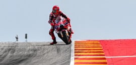 MotoGP: Márquez toma liderança na largada e vence Sprint em Aragón