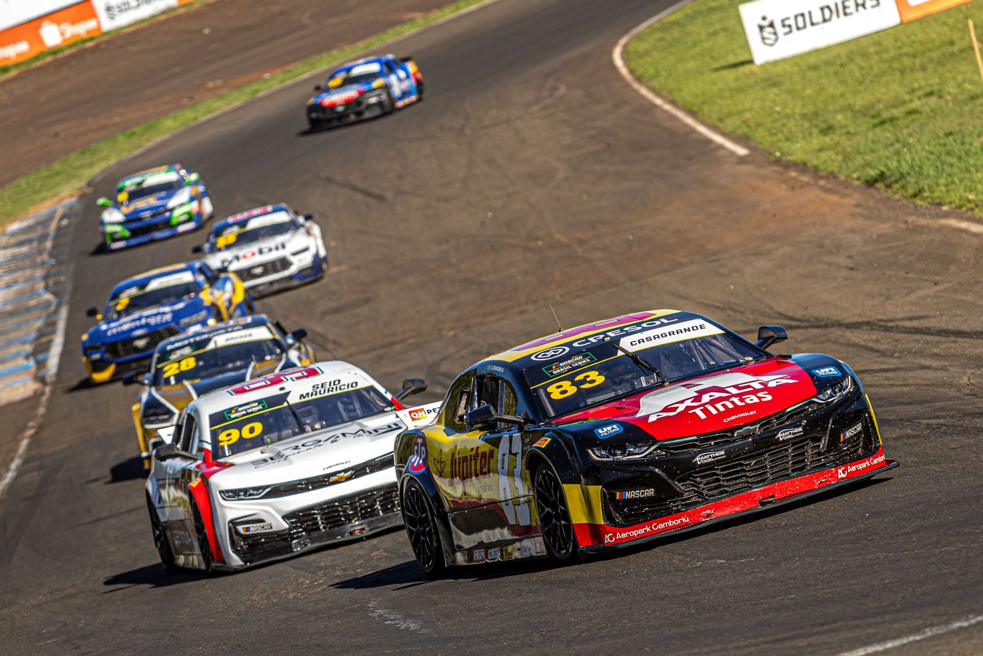 Líder da NASCAR Brasil, Gabriel Casagrande faz ultrapassagem dupla e vence em Londrina