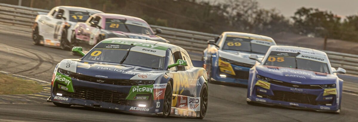 NASCAR Brasil: Cacá Bueno mostra bom ritmo de corrida em sábado desafiador em Cuiabá NASCAR Brasil: Cacá Bueno mostra bom ritmo de corrida em sábado desafiador em Cuiabá
