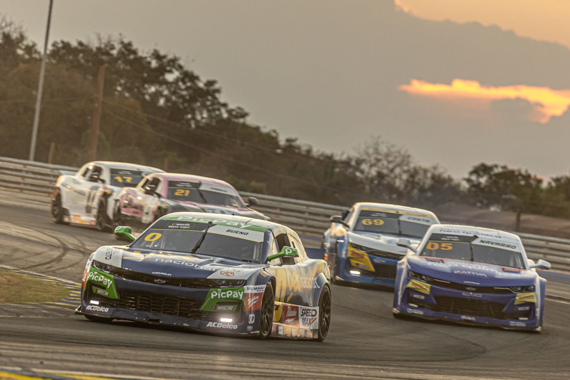 NASCAR Brasil: Cacá Bueno mostra bom ritmo de corrida em sábado desafiador em Cuiabá Cacá Bueno