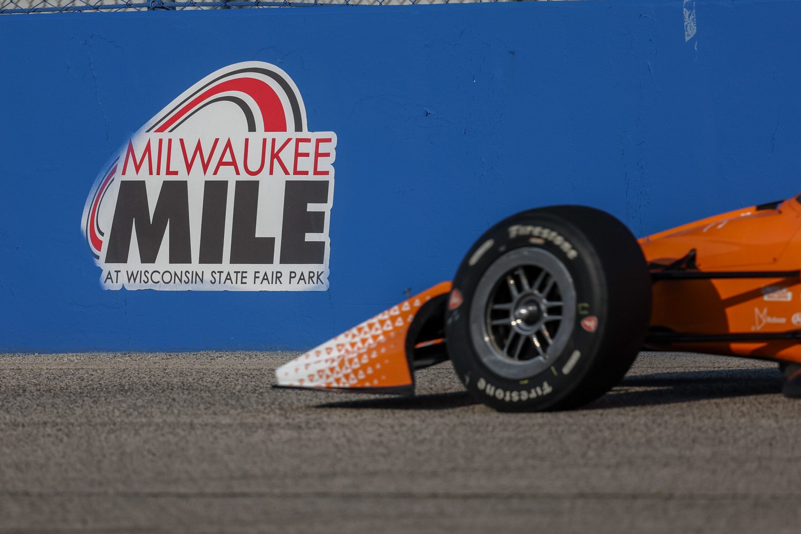 Indy atrasa início de primeira corrida em Milwaukee por conta de chuva Milwaukee