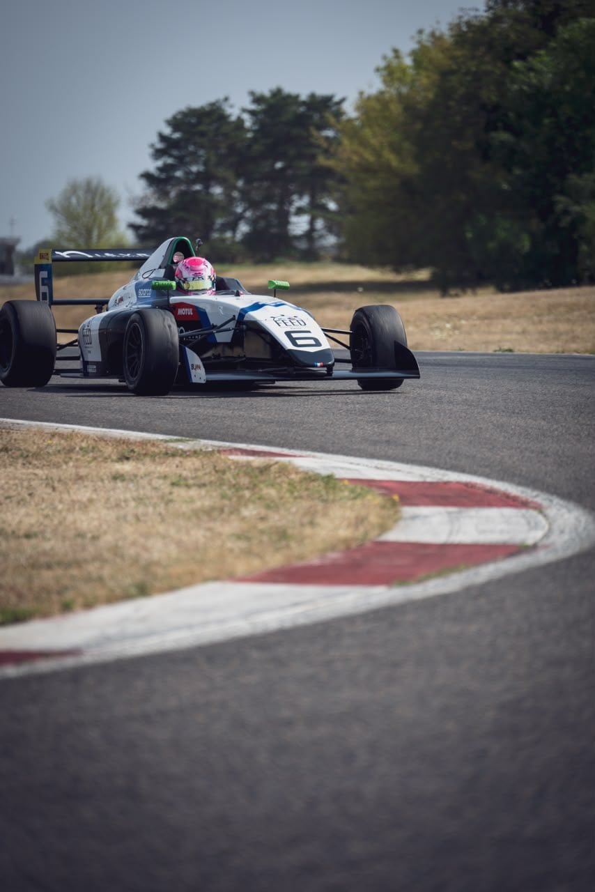 Fórmula 4: Marcella Assumpção é a pilota estreante mais veloz do programa Feed Racing na história