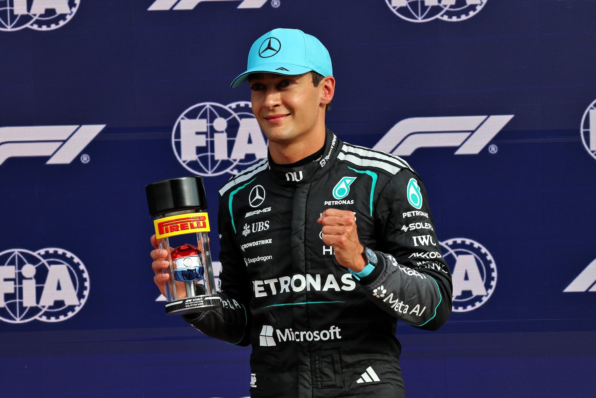 F1: Confira as imagens desta sexta-feira do GP da Holanda 2026 George Russell (GBR) Mercedes AMG Formula One Team celebrates his pole position in Sprint parc ferme.