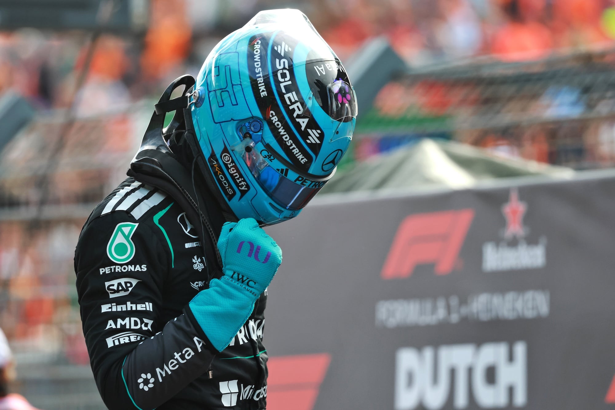 F1: Confira as imagens desta sexta-feira do GP da Holanda 2026 George Russell (GBR) Mercedes AMG Formula One Team celebrates his pole position in Sprint parc ferme.
