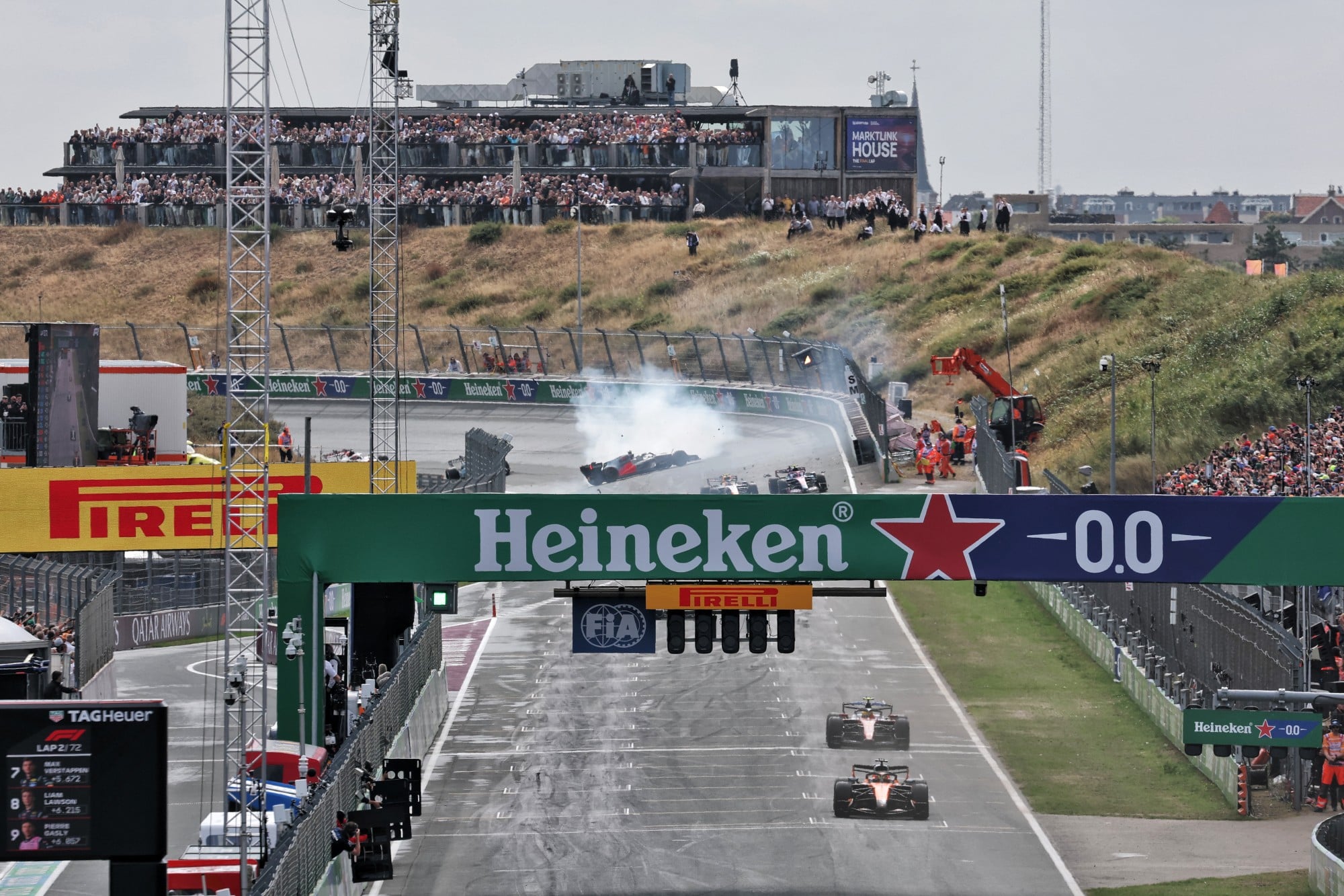 F1: Bortoleto minimiza rodada no GP da Holanda: "Problema foi ritmo horrível" Lando Norris (GBR) McLaren F1 Team MCL40 leads as Gabriel Bortoleto (BRA) Audi F1 Team R26 spins in the background.