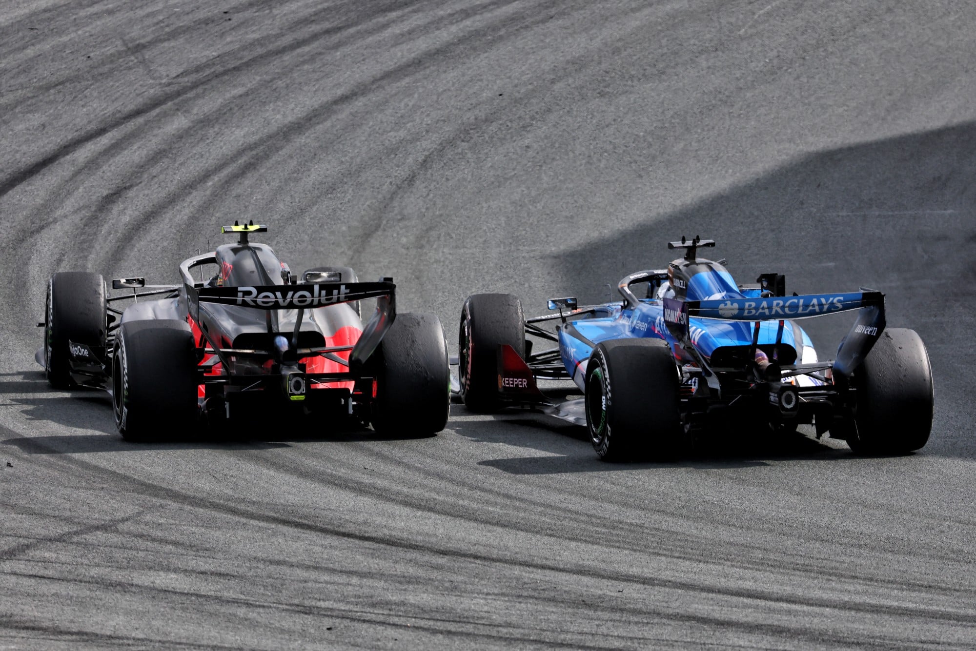 Alexander Albon (THA) Williams F1 Team FW48 and Gabriel Bortoleto (BRA) Audi F1 Team R26 battle for position.
