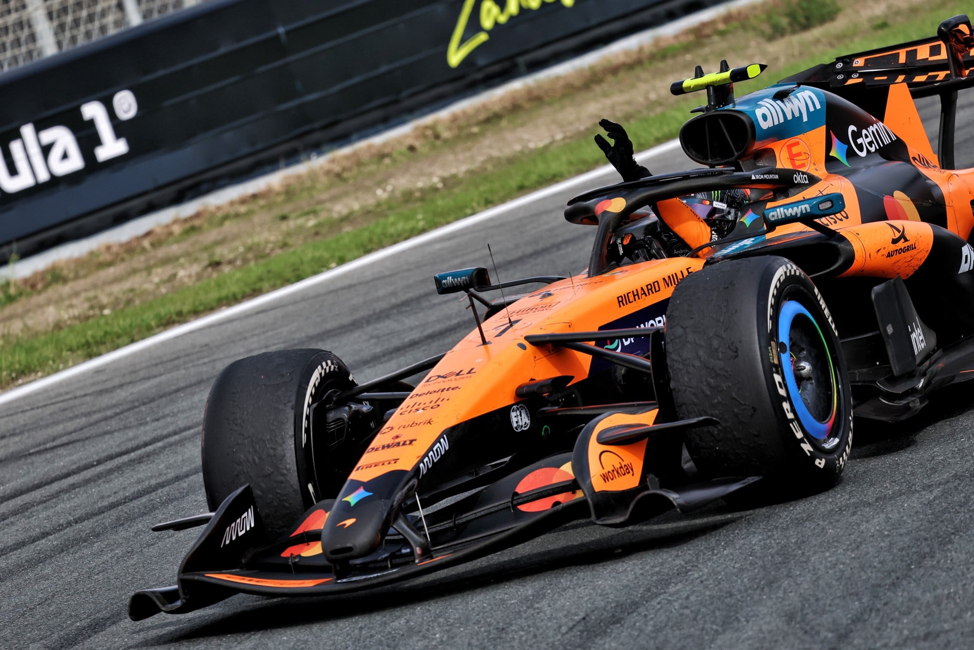 F1: Norris faz raro elogio a si mesmo após vitória na Holanda Race winner Lando Norris (GBR) McLaren F1 Team MCL40 celebrates at the end of the race.