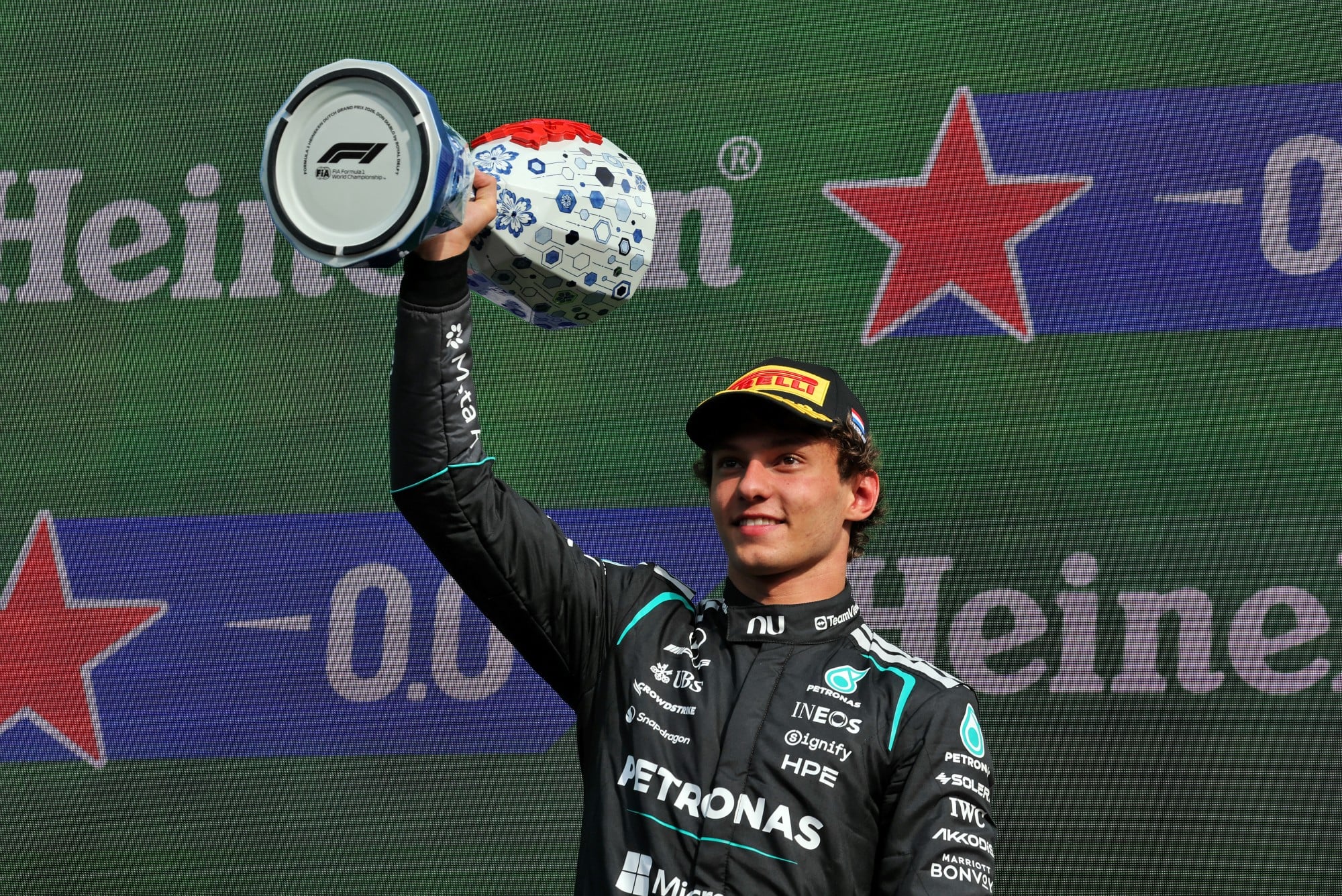 F1: Antonelli elogia Russell após ordem da Mercedes no GP da Holanda Andrea Kimi Antonelli (ITA) Mercedes AMG Formula One Team celebrates his second position on the podium.