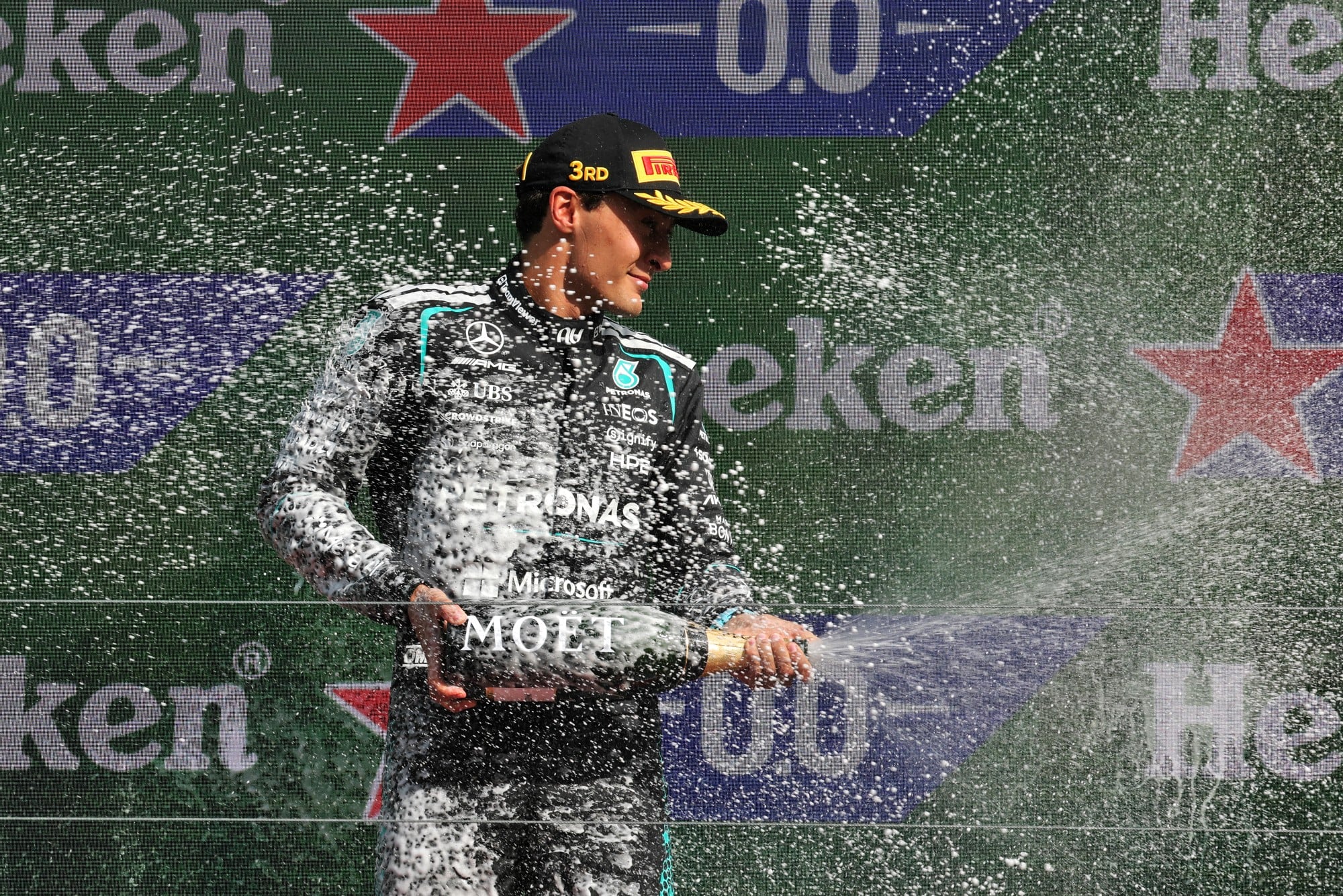 F1: Russell se diz mais relaxado e revela nova mentalidade na briga pelo título George Russell (GBR) Mercedes AMG Formula One Team celebrates his third position on the podium.