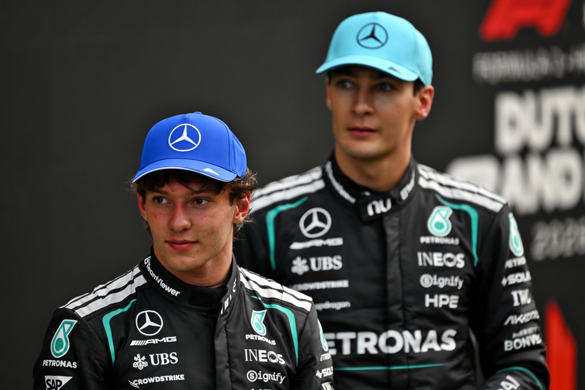 F1: Wolff minimiza polêmica após Mercedes mandar Russell devolver posição na Holanda Andrea Kimi Antonelli (ITA) Mercedes AMG Formula One Team and George Russell (GBR) Mercedes AMG Formula One Team in parc ferme.