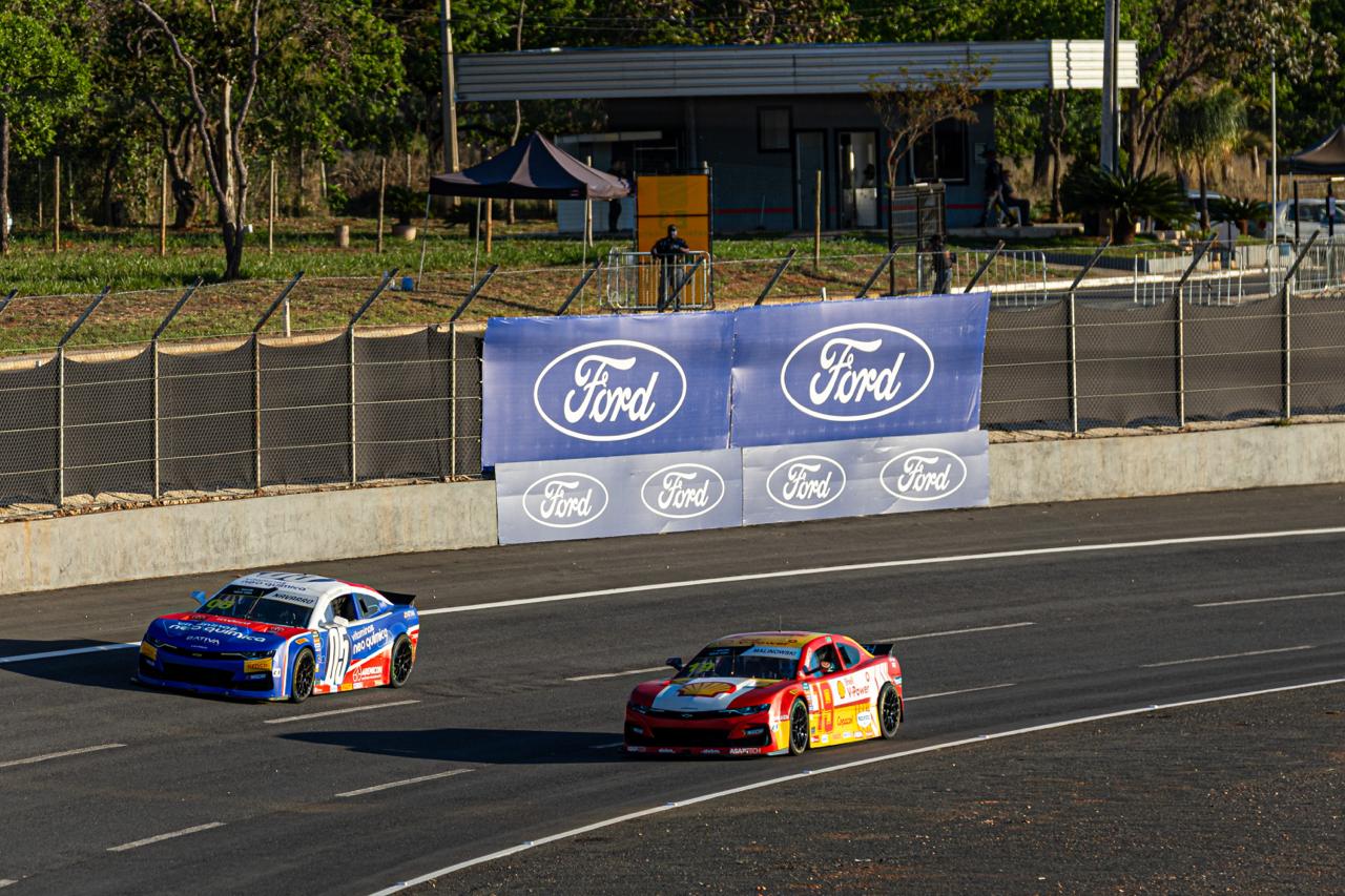 NASCAR Brasil: Thiago Camilo celebra 42 anos com vitória na Corrida 1 em Curvelo NASCAR Brasil: Thiago Camilo celebra 42 anos com vitória na Corrida 1 em Curvelo