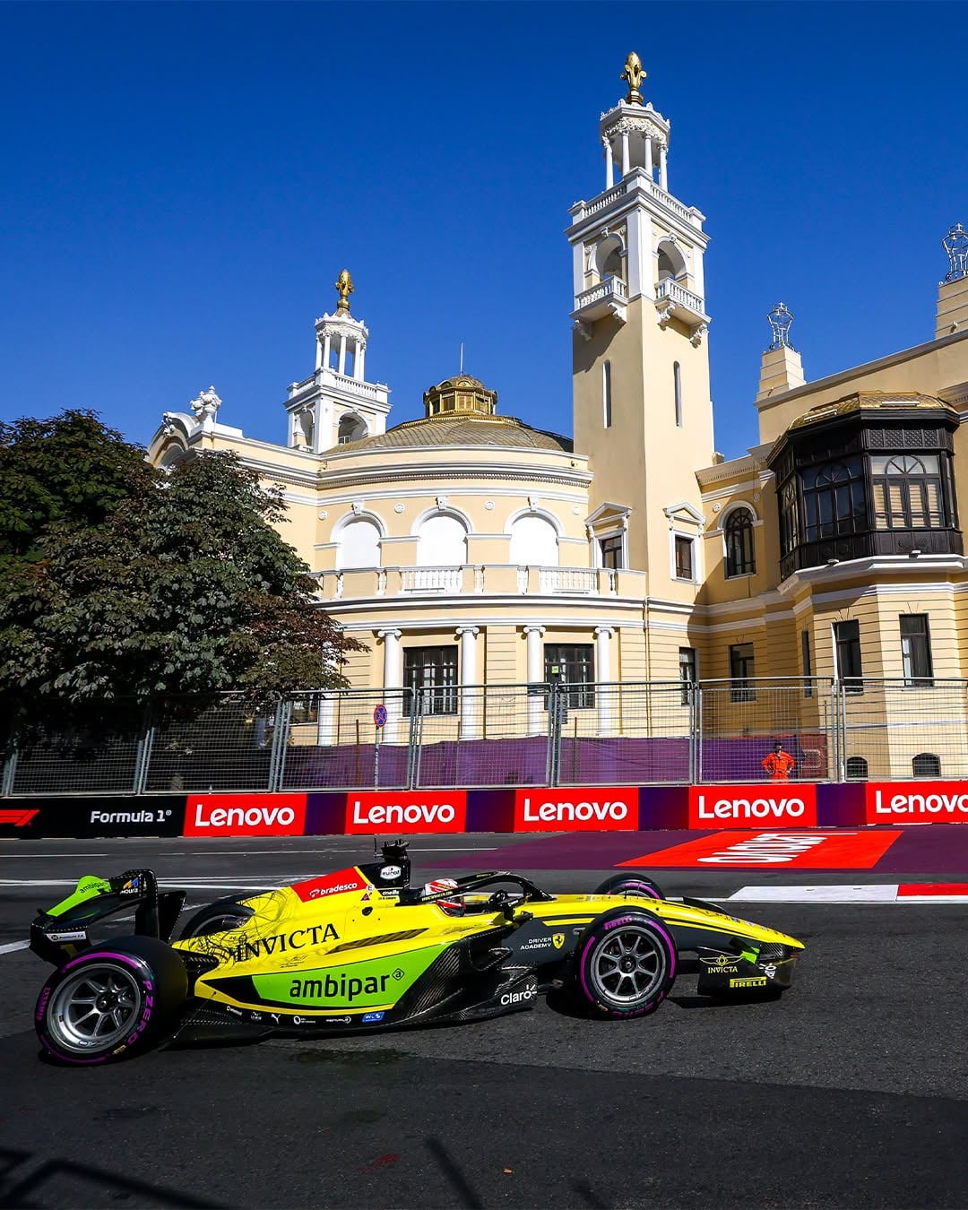Com ultrapassagem na última volta em Baku, Rafael Câmara assume liderança da F2 Rafael Câmara