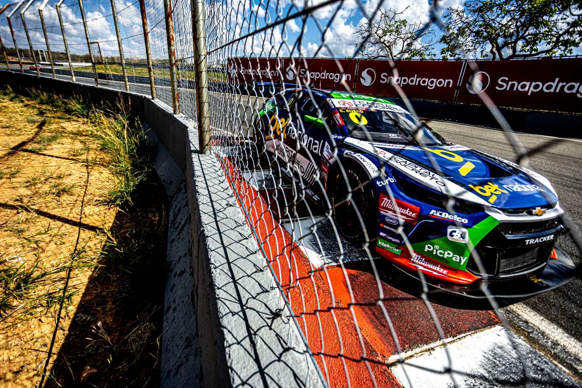 Cacá Bueno garante top 4 na NASCAR Brasil em Curvelo e celebra evolução do carro