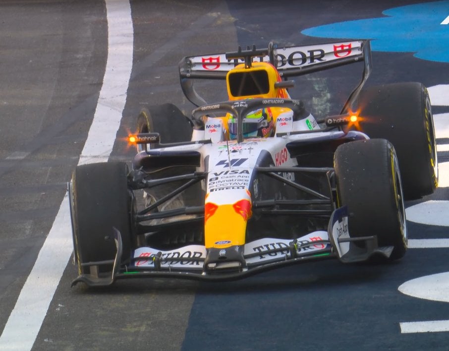 F1: Lindblad bate forte e provoca bandeira vermelha no TL2 do GP do Azerbaijão F1: Lindblad bate forte e provoca bandeira vermelha no TL2 do GP do Azerbaijão