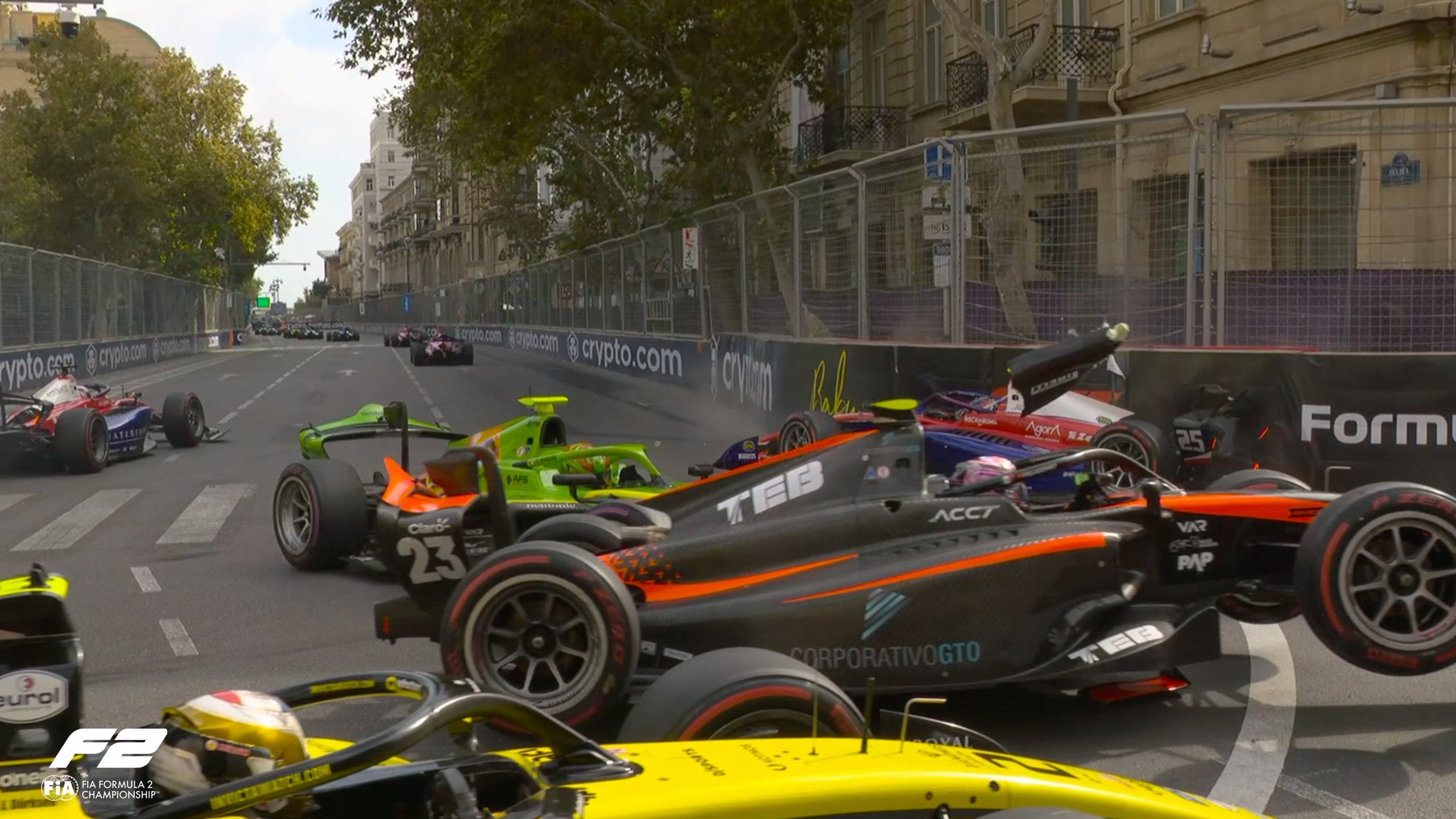 F2: Acidente múltiplo causa bandeira vermelha em corrida em Baku. Tsolov é um dos envolvidos Fórmula 2