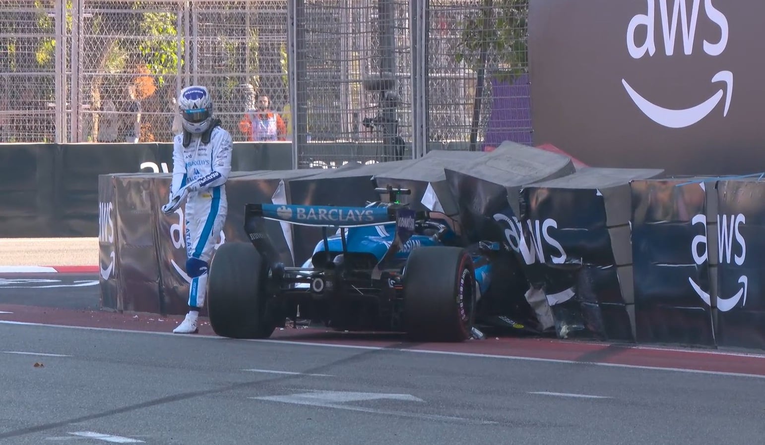 F1: Albon bate forte e provoca primeiro safety-car do GP do Azerbaijão F1: Albon bate forte e provoca primeiro safety-car do GP do Azerbaijão