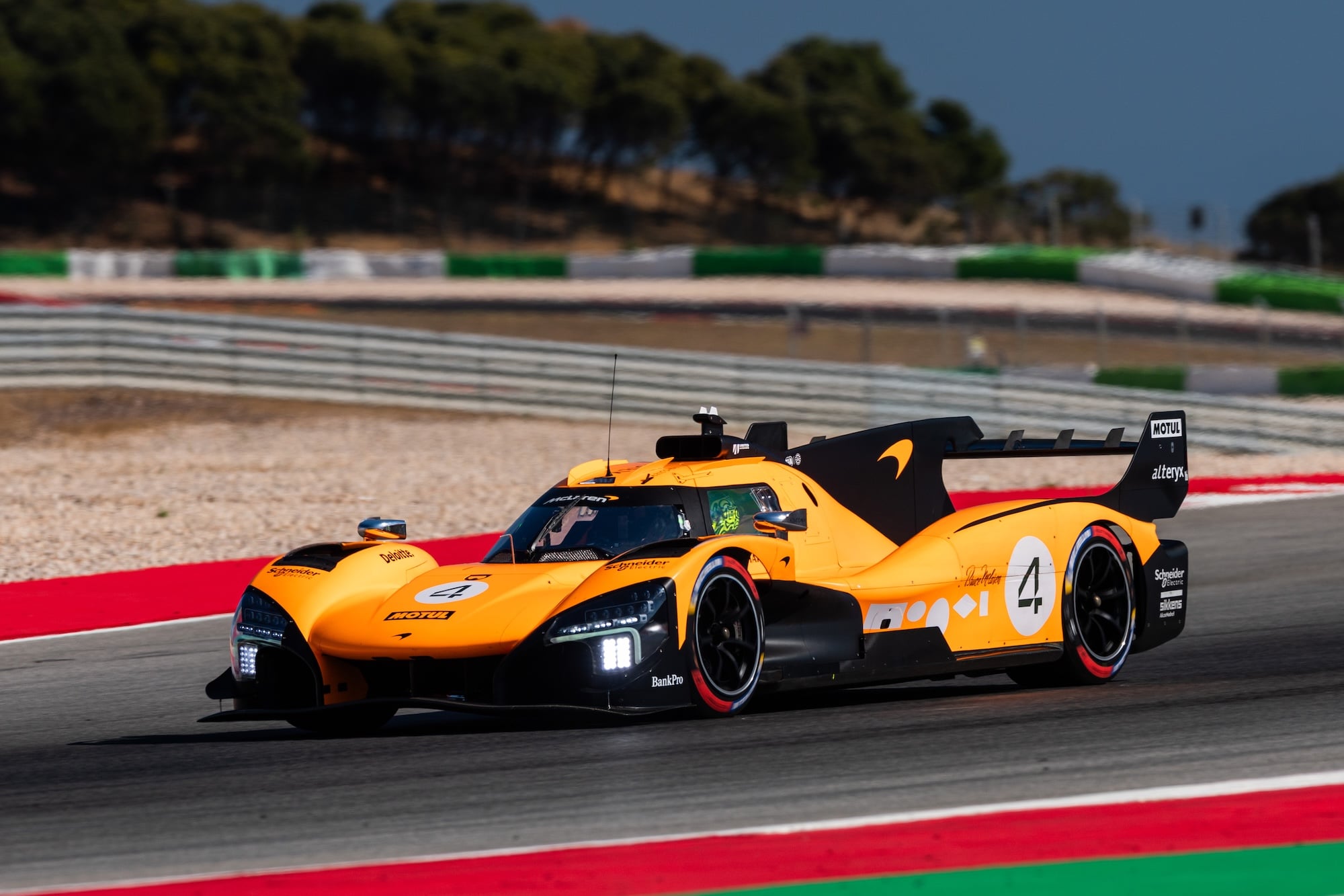 Norris testa Hypercarro da McLaren em Portimão: "Chance de me divertir um pouco" Lando Norris testa McLaren Hypercar