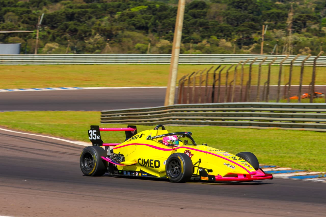 Marcella Assumpção estreia com vitória na categoria feminina da Fórmula Delta em Cascavel Marcella Assumpção