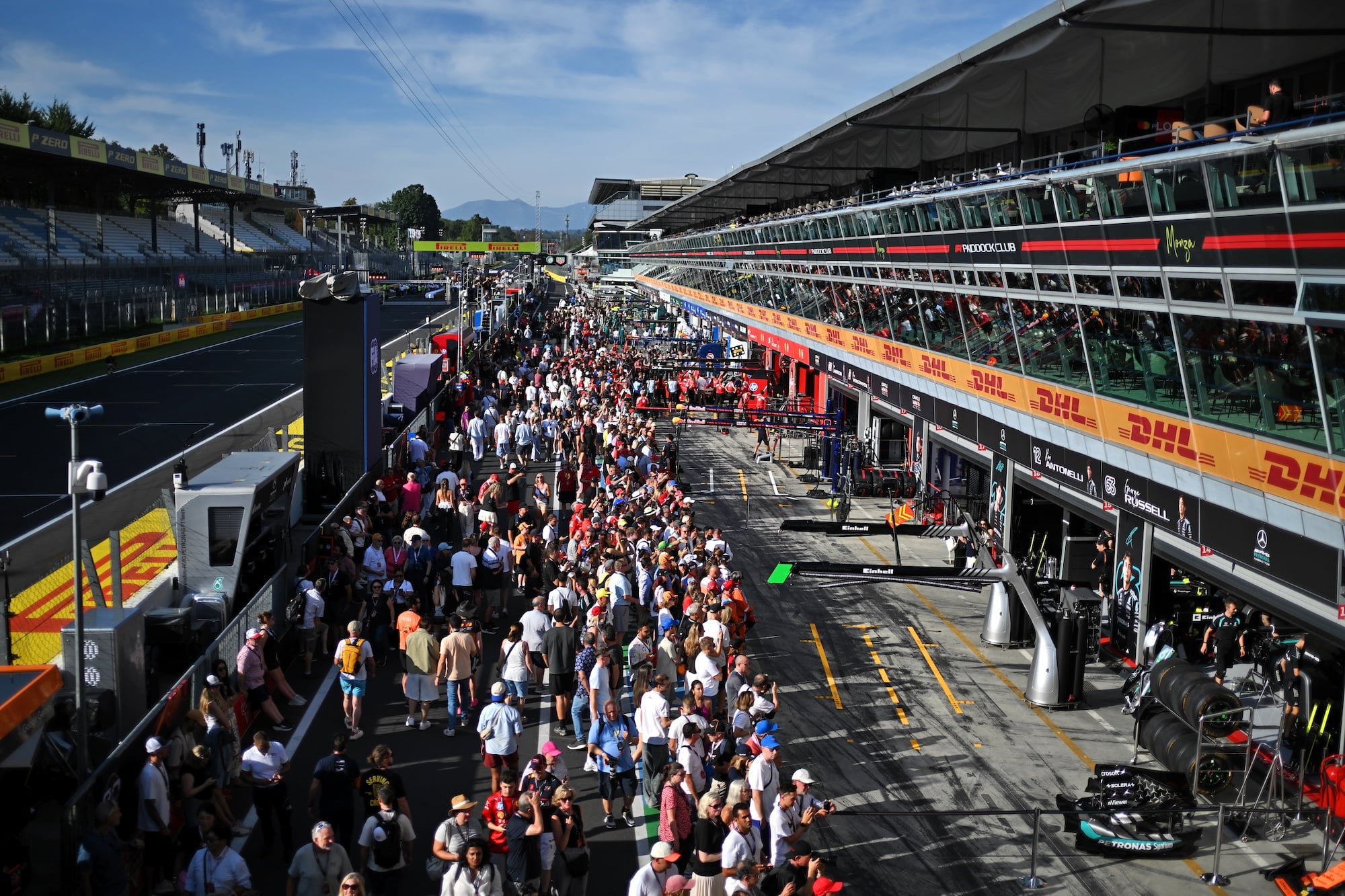 F1: Confira as imagens dos primeiros treinos do GP da Itália 2026 Circuit atmosphere - fans in the pits.