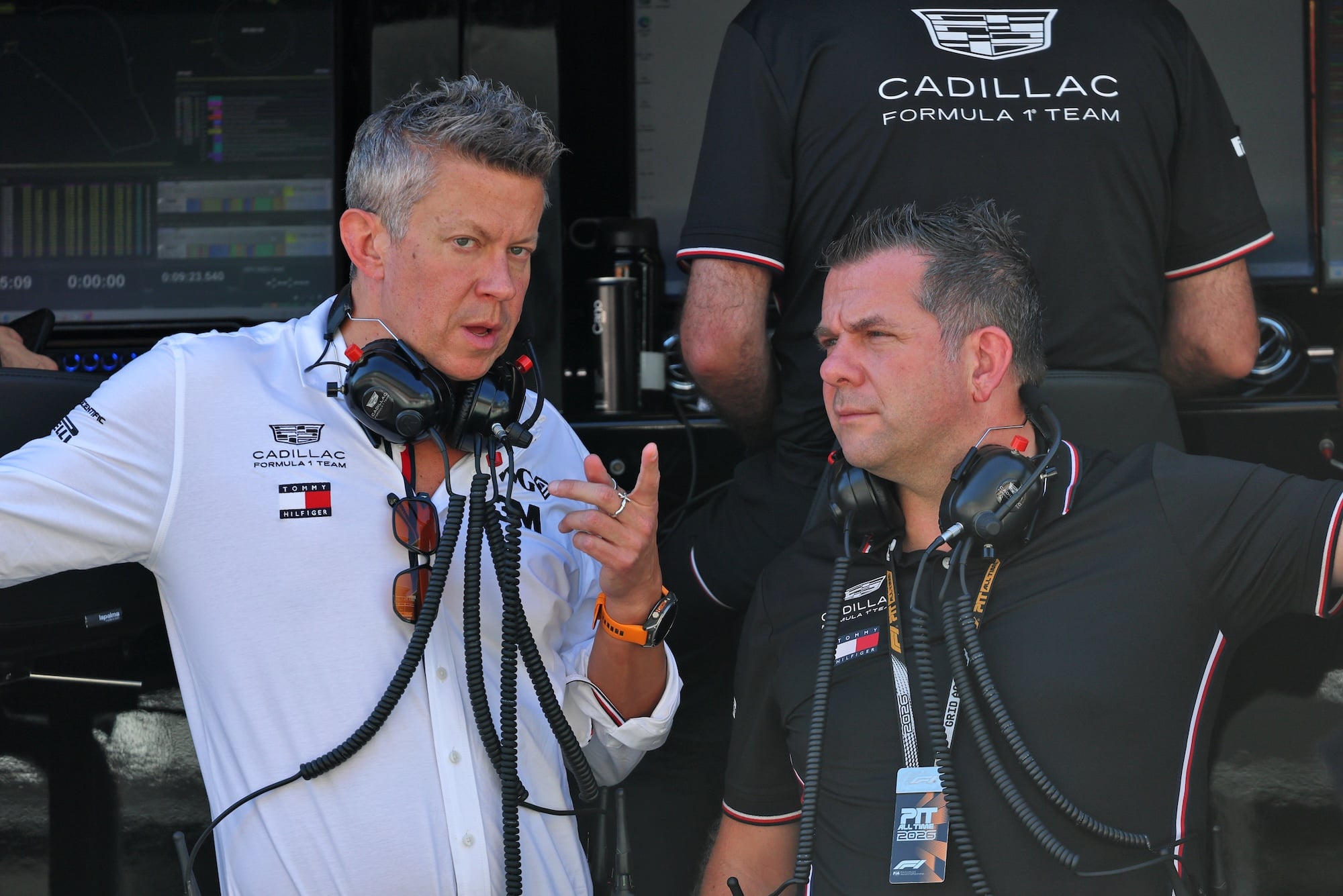 F1: Confira as imagens dos primeiros treinos do GP da Itália 2026 (L to R): Marcin Budkowski (POL) Cadillac Formula 1 Team, Team Principal with Peter Crolla (GBR) Cadillac F1 Race Team Manager.