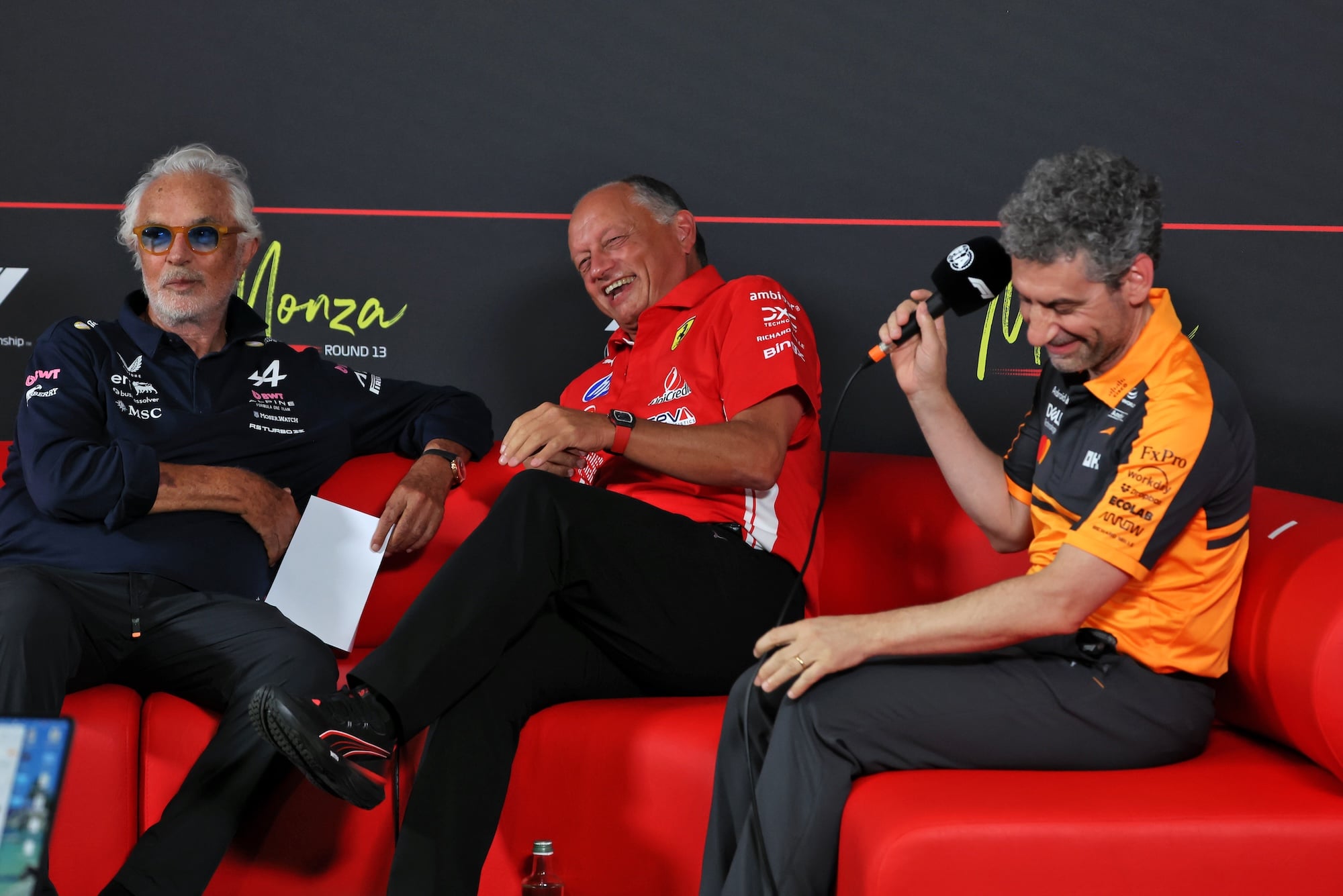 F1: Confira as imagens dos primeiros treinos do GP da Itália 2026 (L to R): Flavio Briatore (ITA) Alpine F1 Team Executive Advisor; Frederic Vasseur (FRA) Scuderia Ferrari Team Principal; and Andrea Stella (ITA) McLaren F1 Team Team Principal, in the FIA Press Conference.