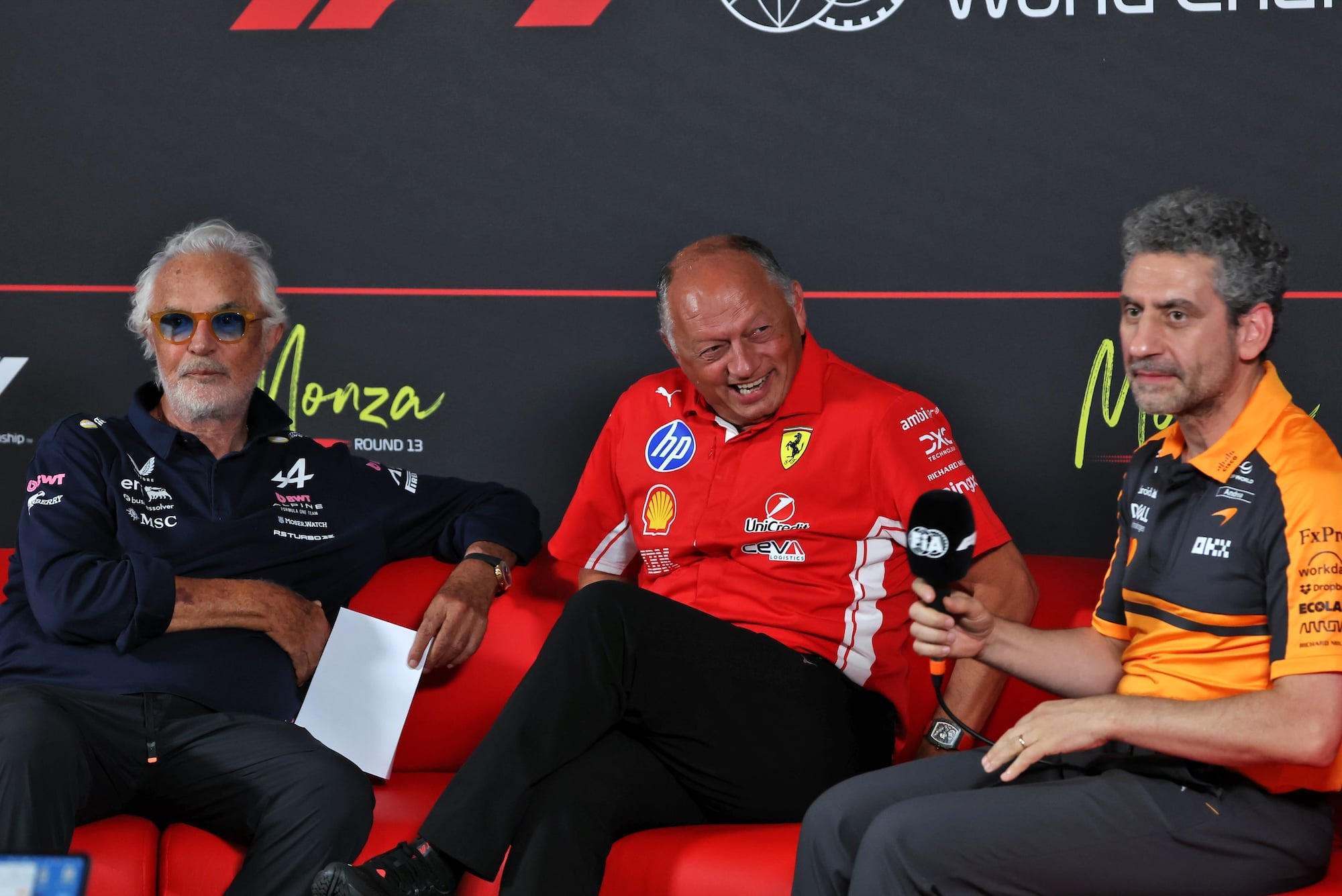 F1: Confira as imagens dos primeiros treinos do GP da Itália 2026 (L to R): Flavio Briatore (ITA) Alpine F1 Team Executive Advisor; Frederic Vasseur (FRA) Scuderia Ferrari Team Principal; and Andrea Stella (ITA) McLaren F1 Team Team Principal, in the FIA Press Conference.