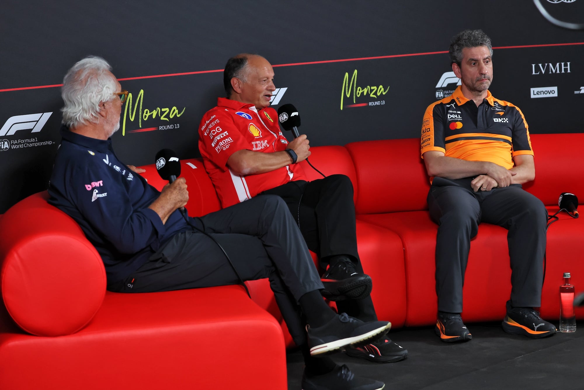 F1: Confira as imagens dos primeiros treinos do GP da Itália 2026 (L to R): Flavio Briatore (ITA) Alpine F1 Team Executive Advisor; Frederic Vasseur (FRA) Scuderia Ferrari Team Principal; and Andrea Stella (ITA) McLaren F1 Team Team Principal, in the FIA Press Conference.