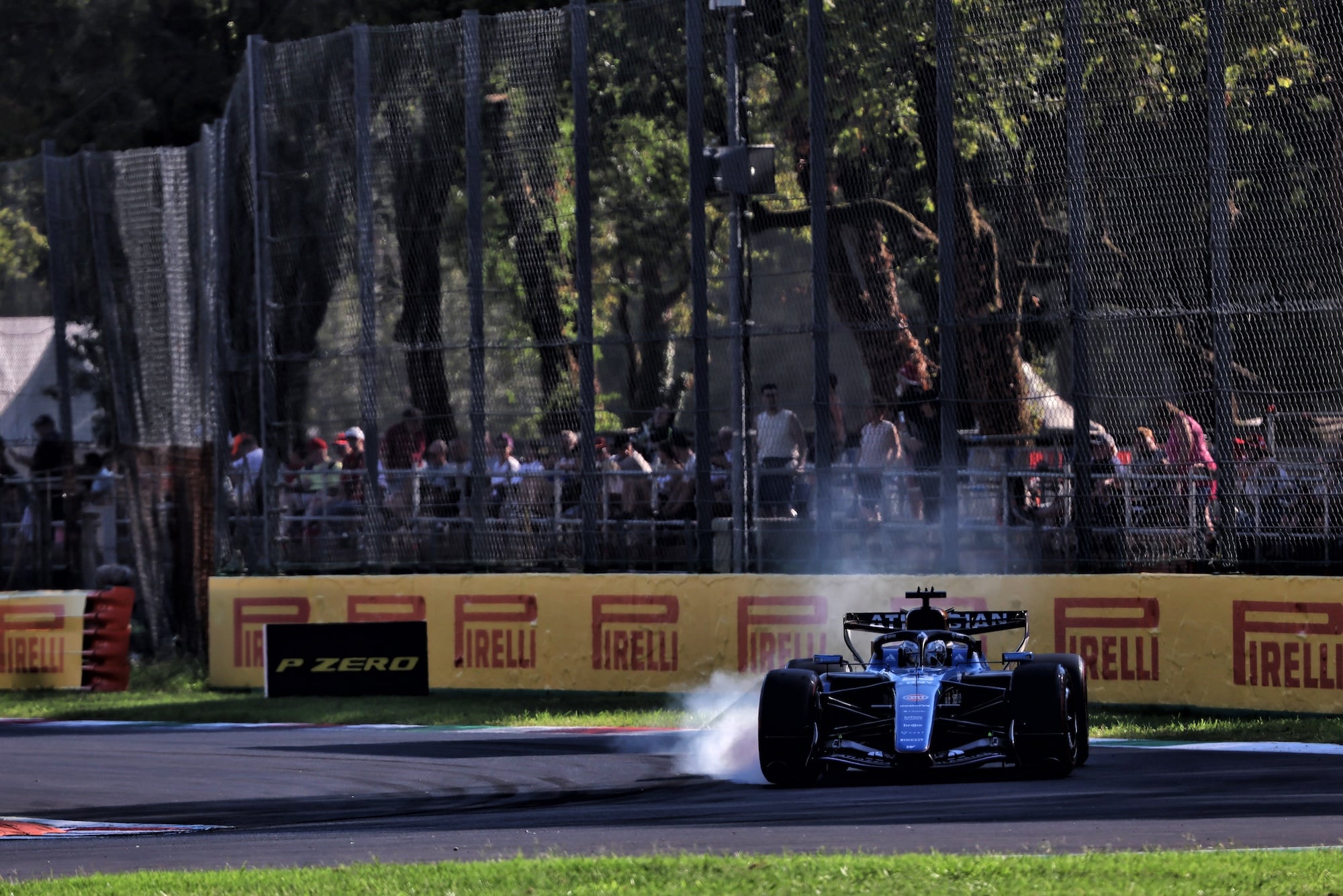 F1: Confira as imagens dos primeiros treinos do GP da Itália 2026 Alexander Albon (THA) Williams F1 Team FW48 locks up under braking.
