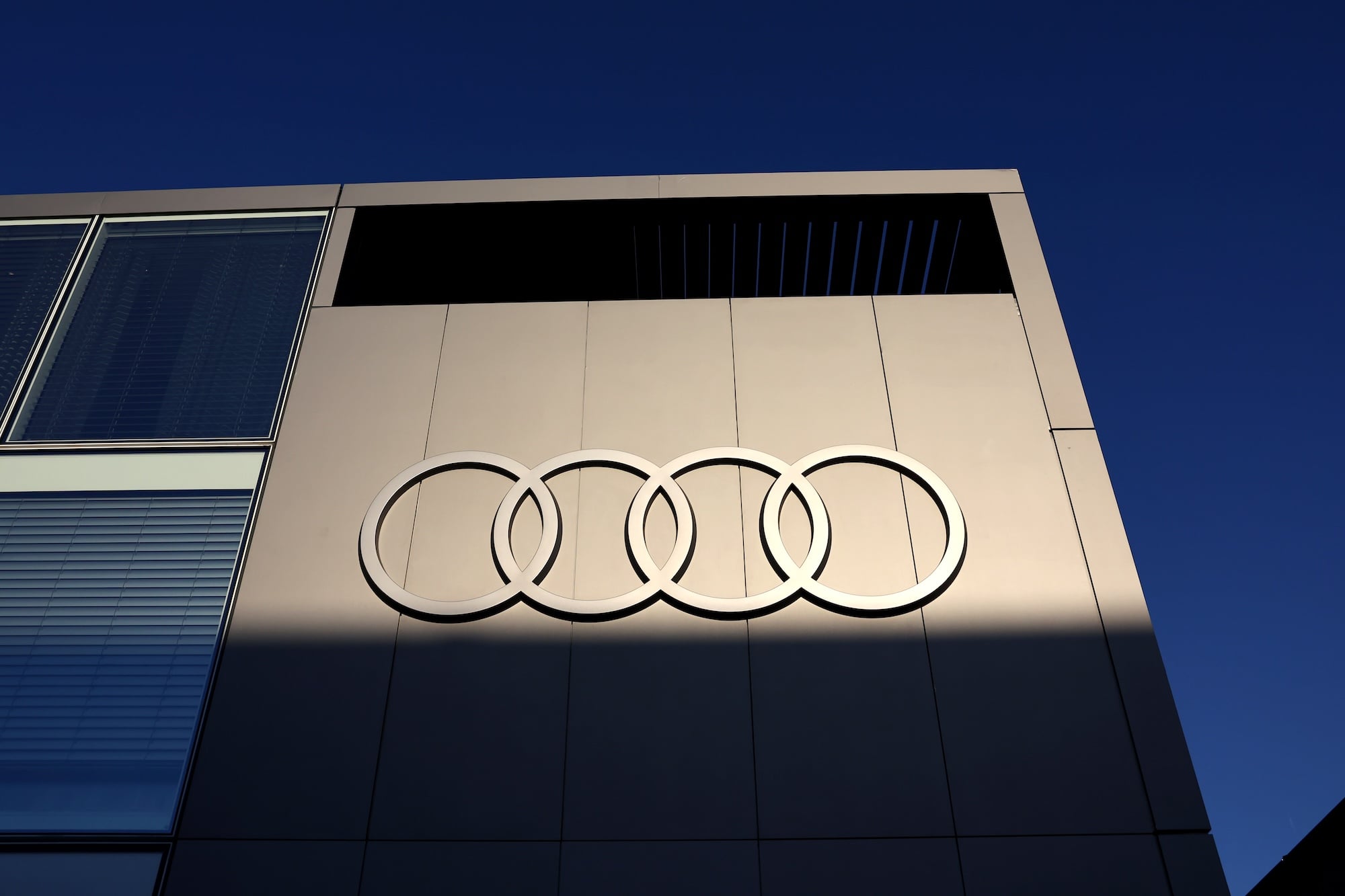 F1: Confira as imagens dos primeiros treinos do GP da Itália 2026 Audi F1 Team motorhome in the paddock.