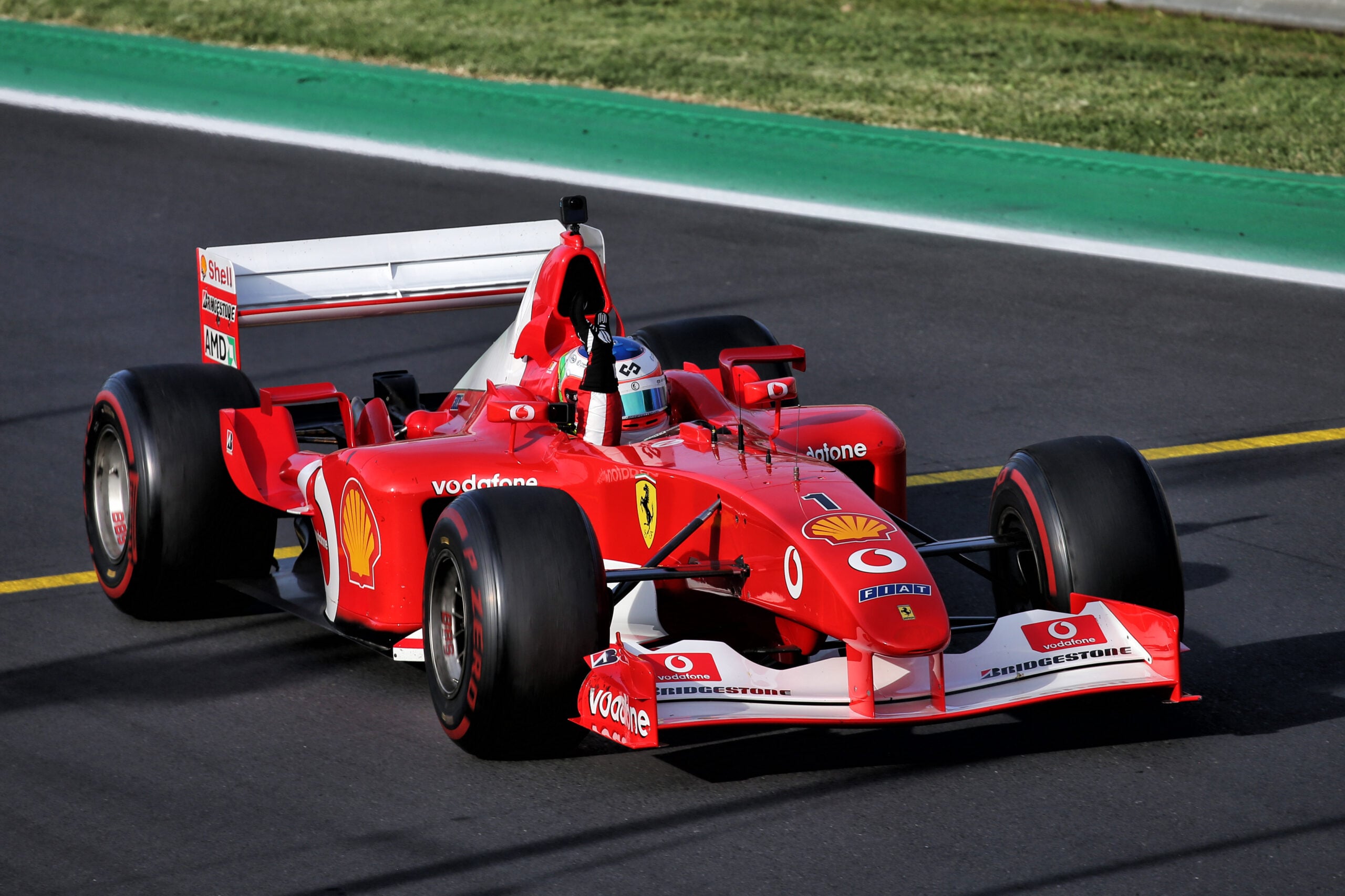 F1: Barrichello e Vettel pilotam F2002 em homenagem a Schumacher