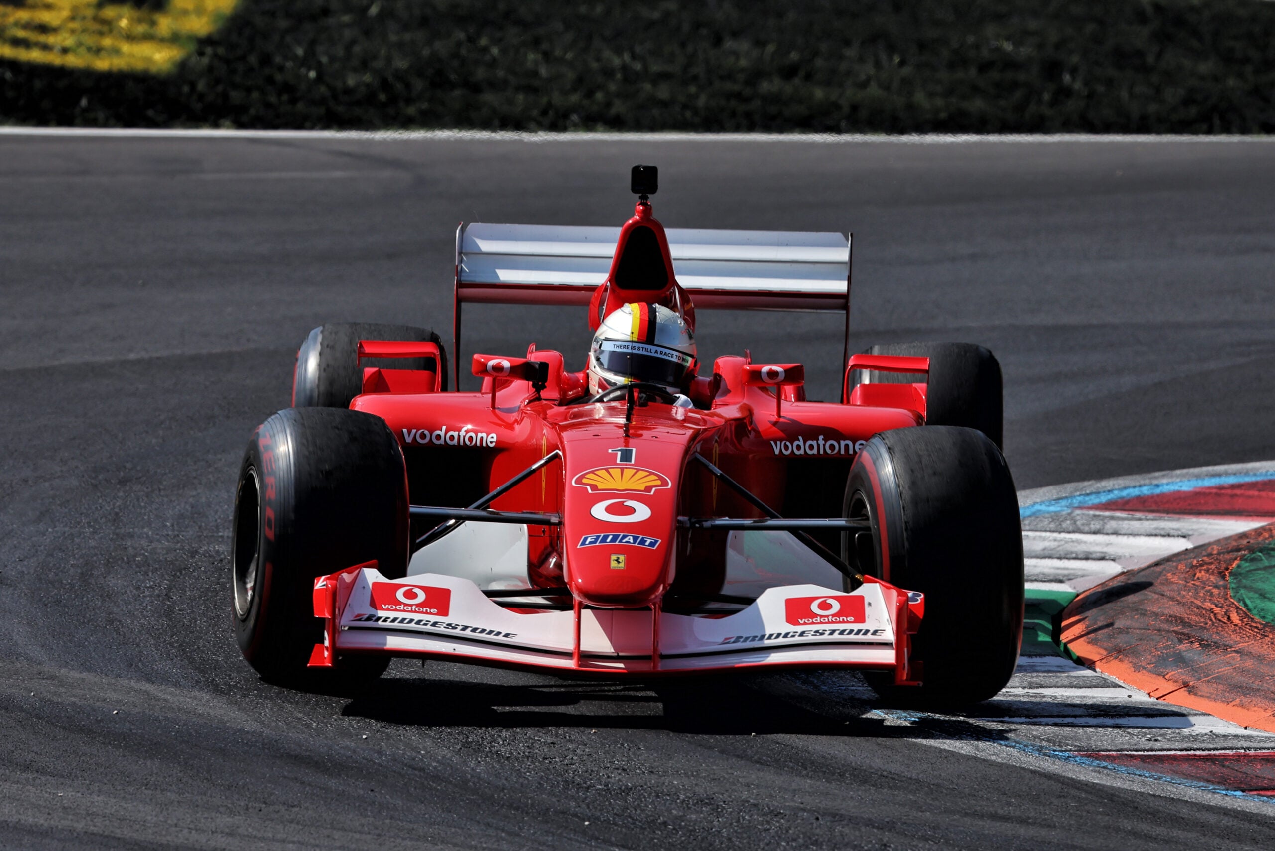F1: Barrichello e Vettel pilotam F2002 em homenagem a Schumacher Sebastian Vettel (GER) drives the 2002 Ferrari F2002.