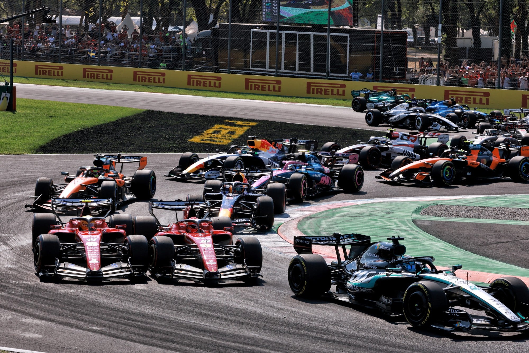 F1: Ex-engenheiro da Ferrari vê Leclerc sob 'pressão psicológica' por correr com Hamilton George Russell (GBR) Mercedes AMG Formula One Team W17 leads Charles Leclerc (MON) Scuderia Ferrari SF-26 and Lewis Hamilton (GBR) Scuderia Ferrari SF-26 at the start of the race.