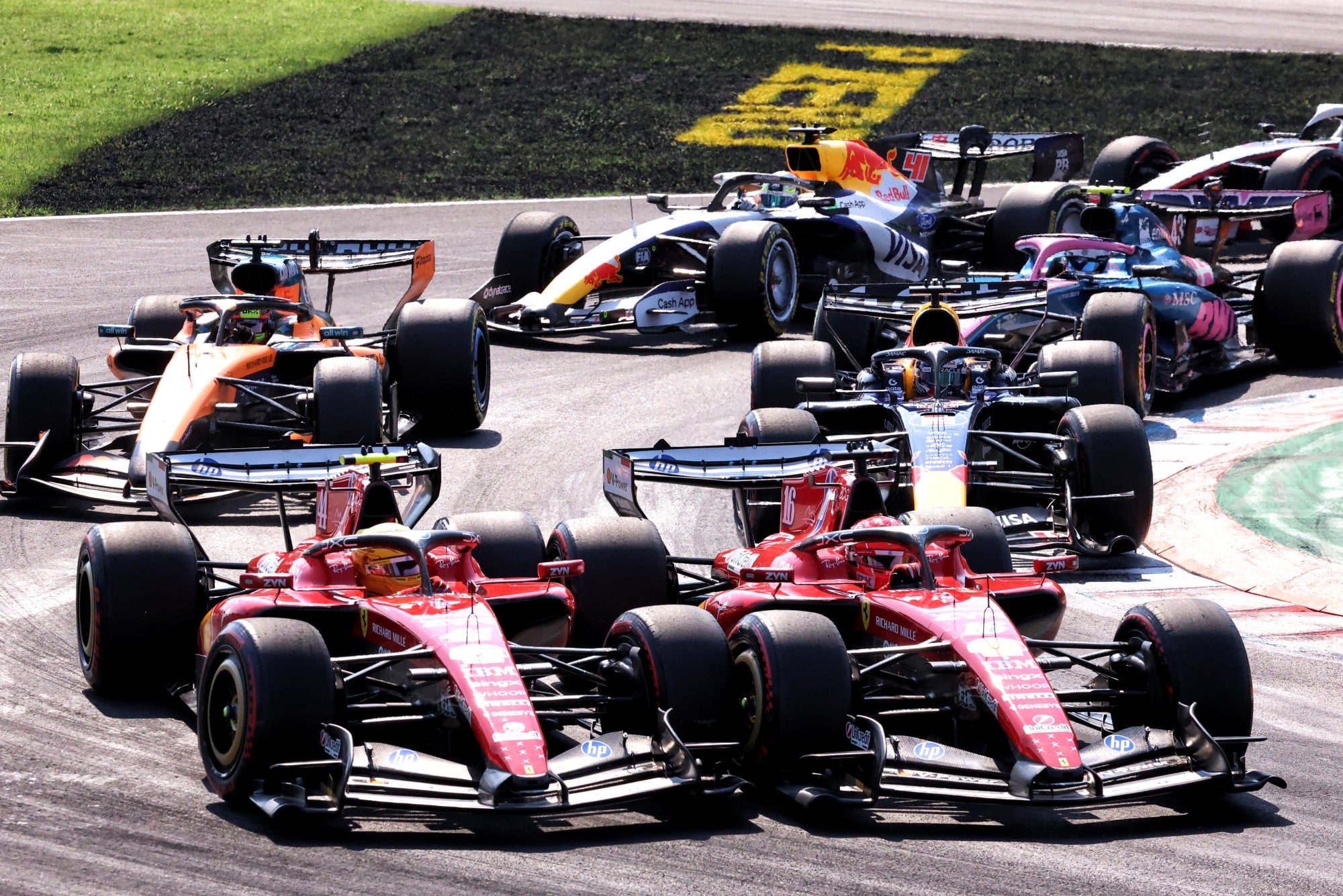 F1: Leclerc rebate “narrativa” de rivalidade com Hamilton na Ferrari Lewis Hamilton (GBR) Scuderia Ferrari SF-26 and Charles Leclerc (MON) Scuderia Ferrari SF-26 at the start of the race.