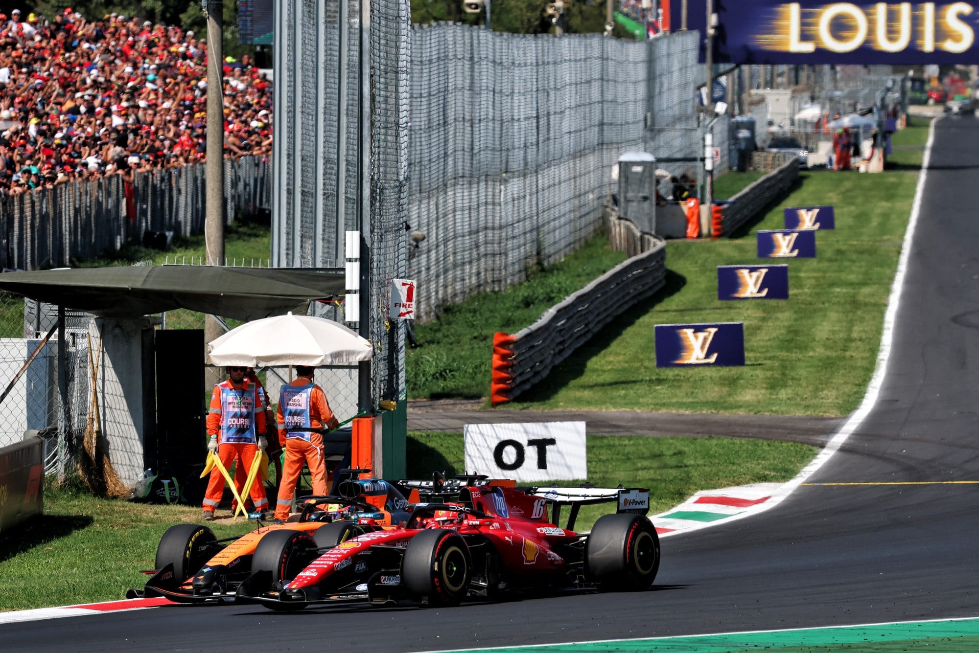 F1: Leclerc não tem presença garantida em Madri após acidente em Monza Oscar Piastri (AUS) McLaren F1 Team MCL40 and Charles Leclerc (MON) Scuderia Ferrari SF-26 battle for position.