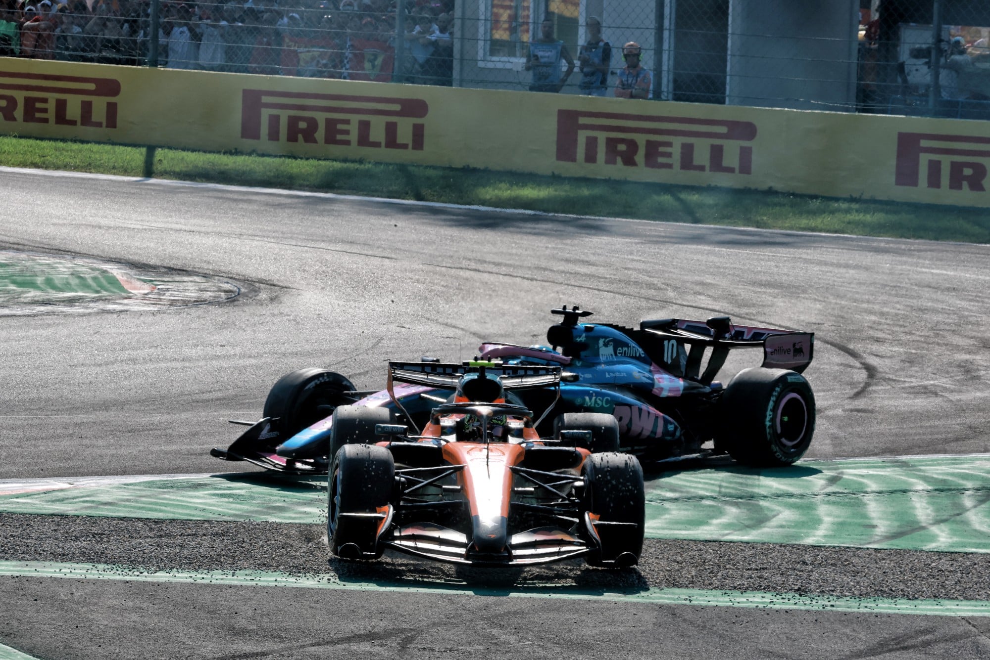 F1: Gasly vê ponto positivo em brigar com Norris e Hamilton no GP da Itália Lando Norris (GBR) McLaren F1 Team MCL40 and Pierre Gasly (FRA) Alpine F1 Team A526 battle for position.