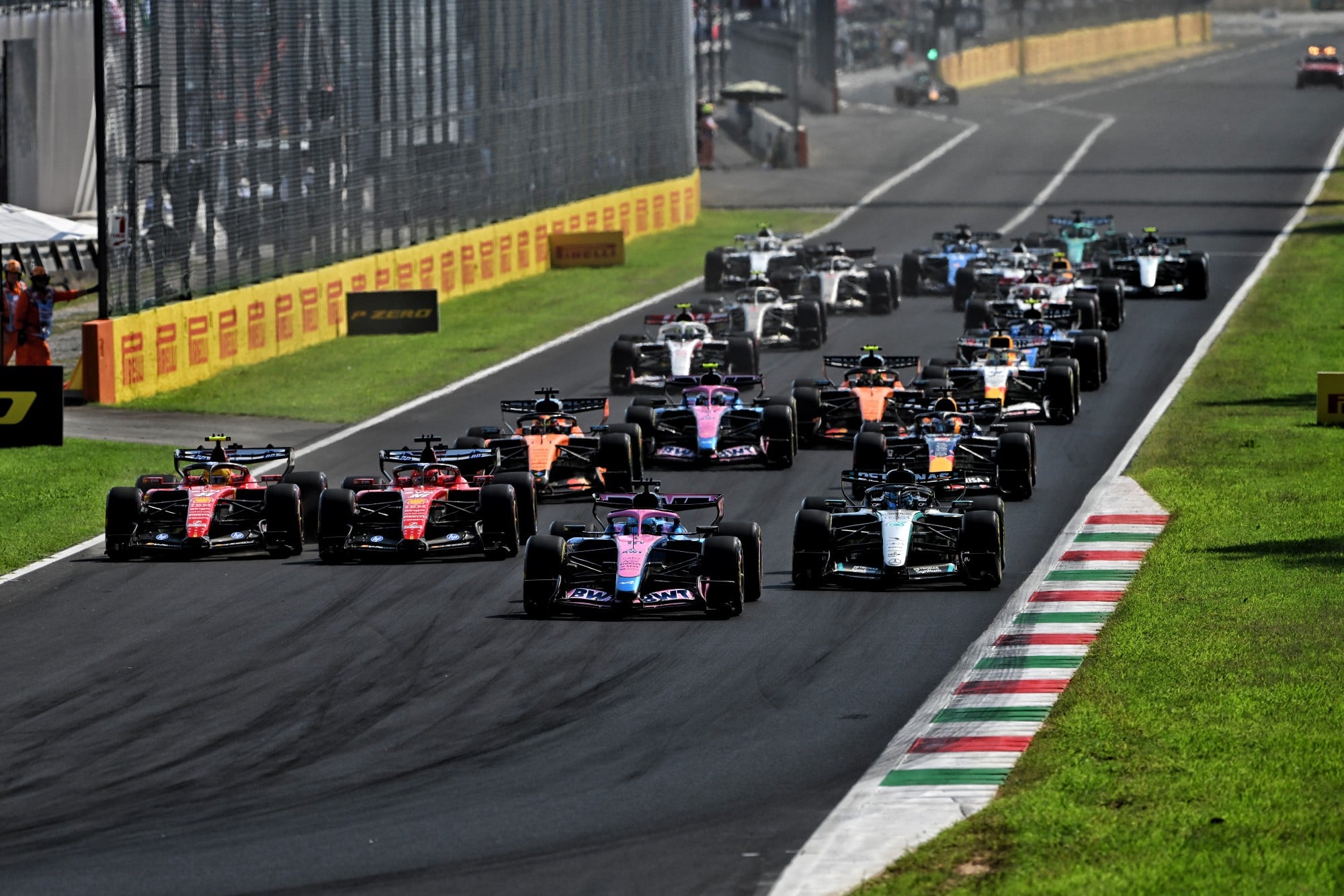 F1: Ministro afirma que África do Sul terá GP antes de 2030 Pierre Gasly (FRA) Alpine F1 Team A526 leads at the start of the race.