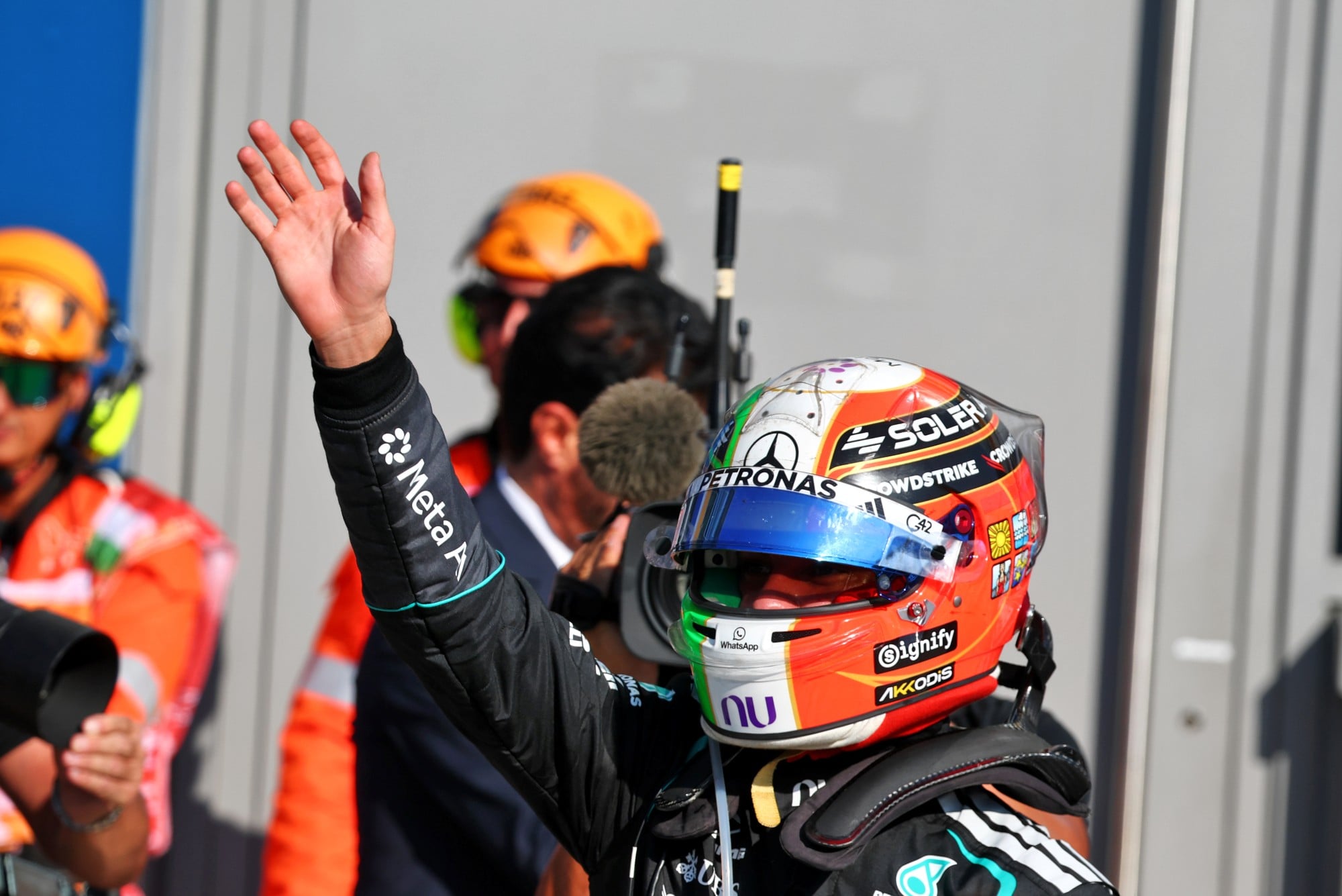 F1: Antonelli fala sobre acreditar em chance de vitória no GP da Itália Race winner Andrea Kimi Antonelli (ITA) Mercedes AMG Formula One Team celebrates in parc ferme.
