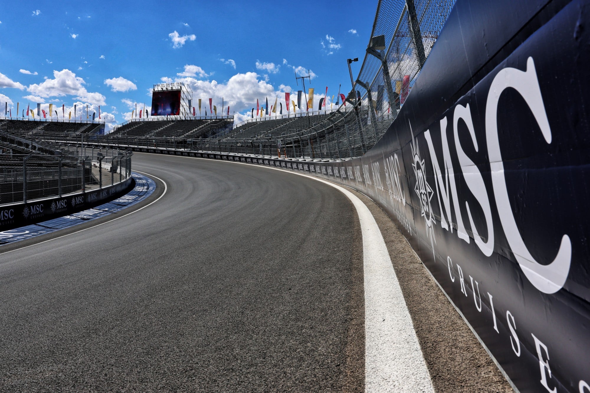 F1: GP da Espanha pode ter várias bandeiras vermelhas, segundo chefe do centro médico Circuit atmosphere - track detail.