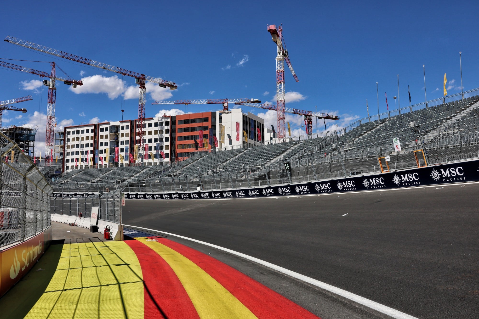 F1: Novo circuito de Madri já ganha fama de “destruidor de carros” Circuit atmosphere - track detail.